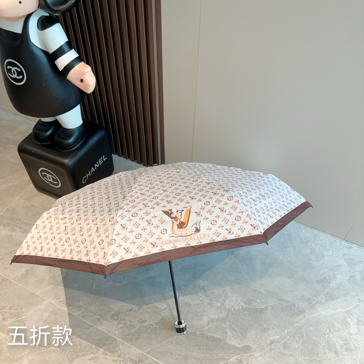   LOUIS VUITTON （路易威登）五折手开晴雨伞 新涂层技术深色伞面 拥有令人惊喜的遮光效果！