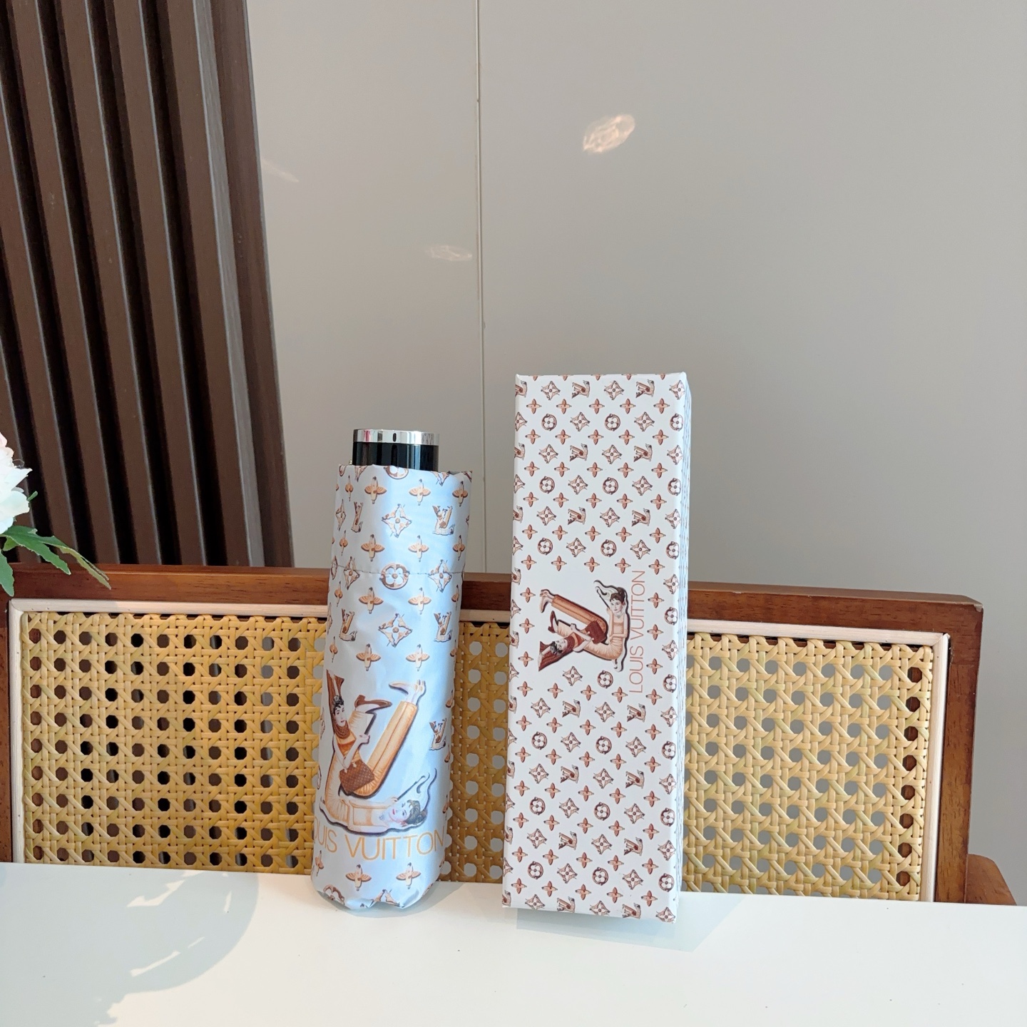   LOUIS VUITTON （路易威登）五折手开晴雨伞 新涂层技术深色伞面 拥有令人惊喜的遮光效果！