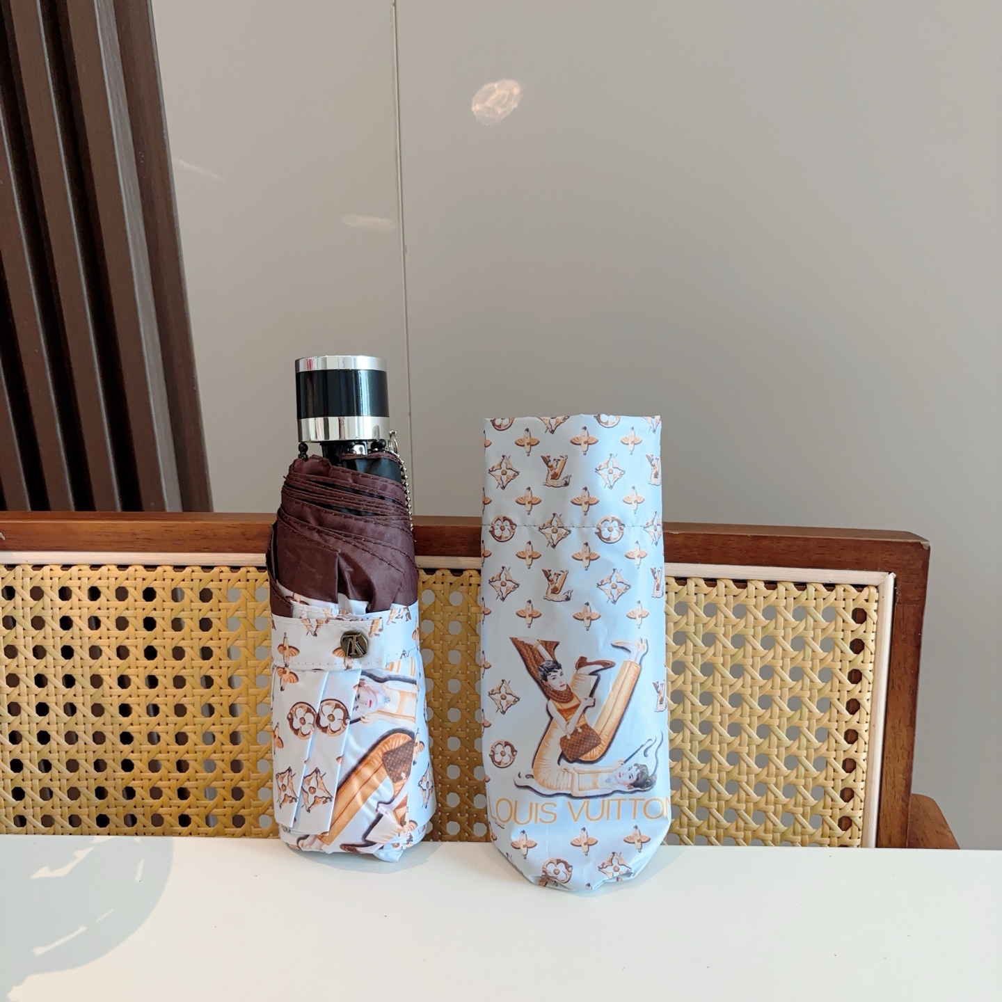   LOUIS VUITTON （路易威登）五折手开晴雨伞 新涂层技术深色伞面 拥有令人惊喜的遮光效果！