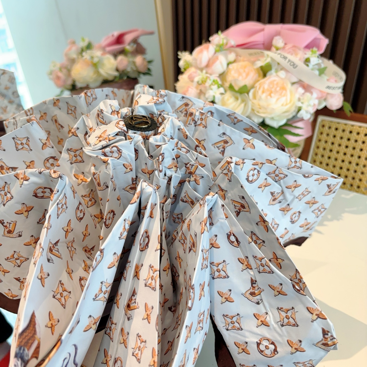   LOUIS VUITTON （路易威登）五折手开晴雨伞 新涂层技术深色伞面 拥有令人惊喜的遮光效果！