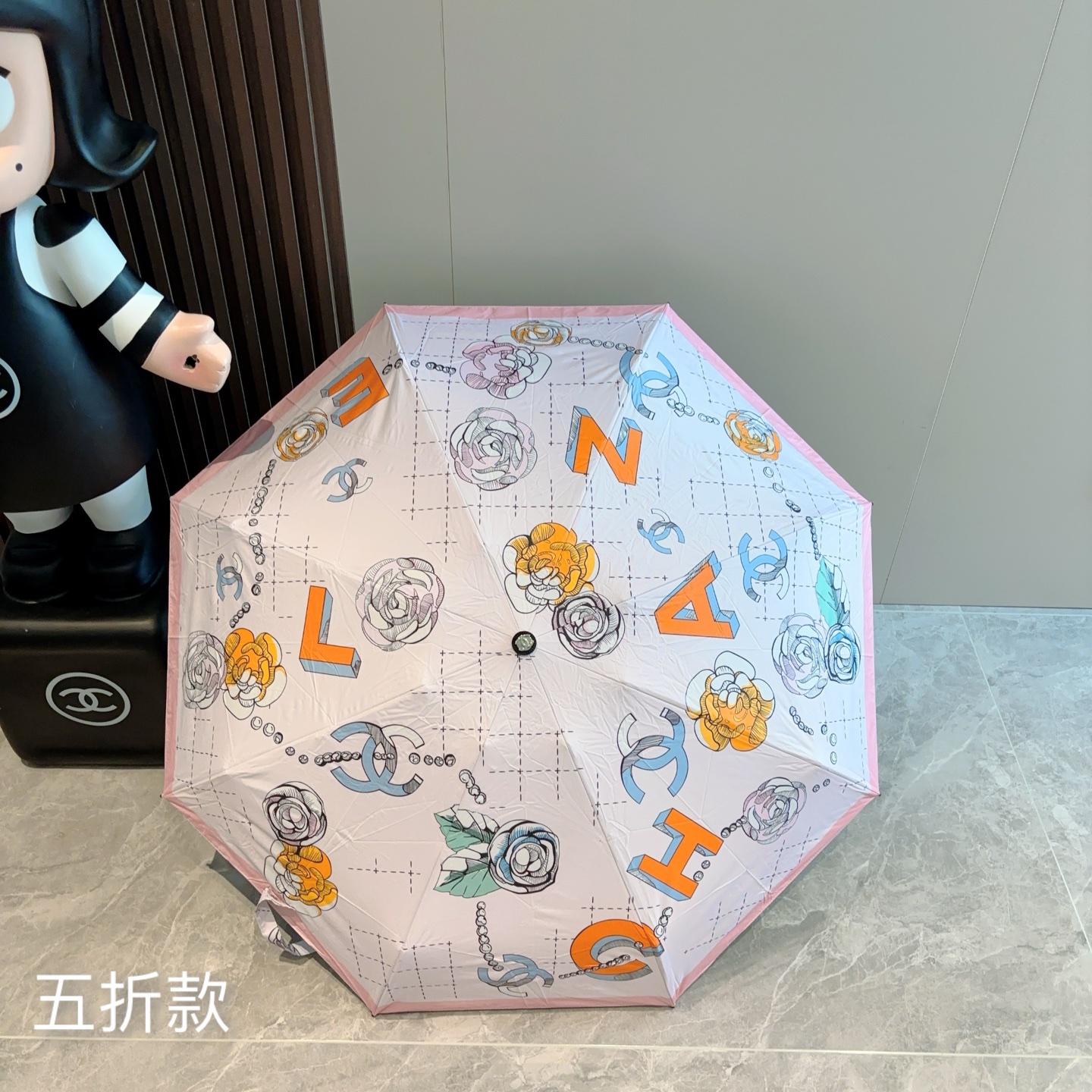  CHANEL香奈儿 五折伞 热卖款 时尚指数爆表 不论晴天雨天使用都相得益彰 拥有它感受风从身体经过的