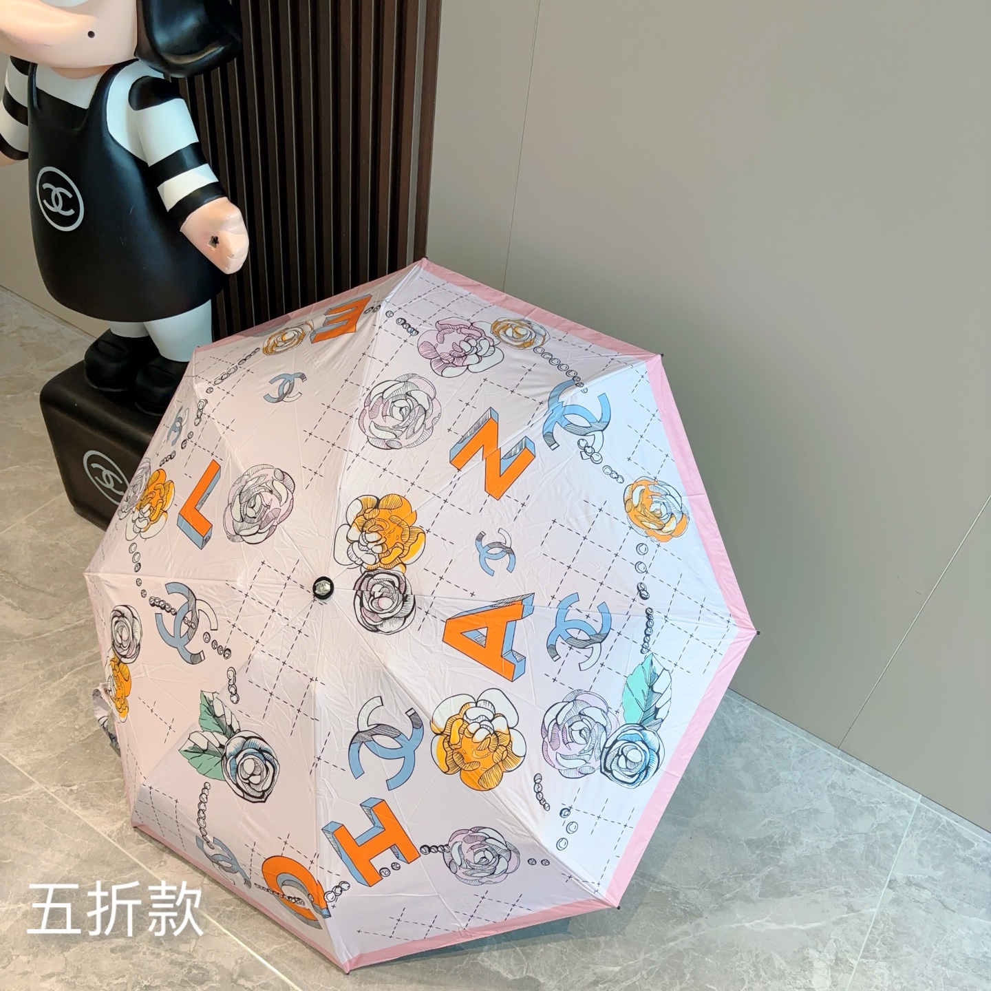  CHANEL香奈儿 五折伞 热卖款 时尚指数爆表 不论晴天雨天使用都相得益彰 拥有它感受风从身体经过的