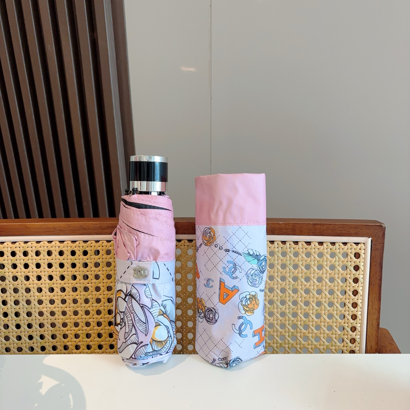  CHANEL香奈儿 五折伞 热卖款 时尚指数爆表 不论晴天雨天使用都相得益彰 拥有它感受风从身体经过的