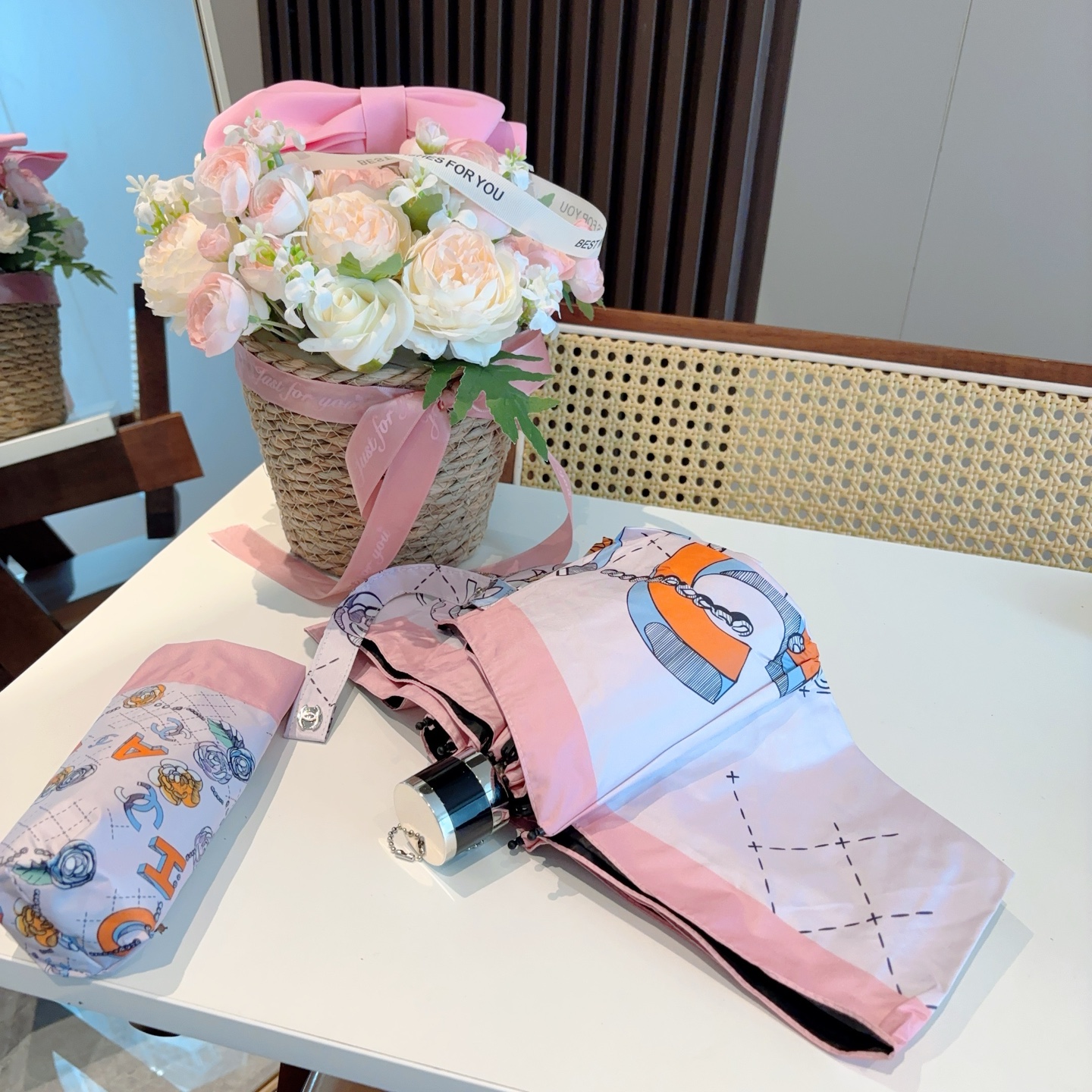  CHANEL香奈儿 五折伞 热卖款 时尚指数爆表 不论晴天雨天使用都相得益彰 拥有它感受风从身体经过的