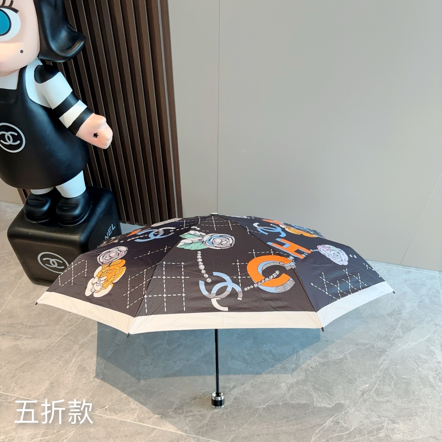  CHANEL香奈儿 五折伞 热卖款 时尚指数爆表 不论晴天雨天使用都相得益彰 拥有它感受风从身体经过的
