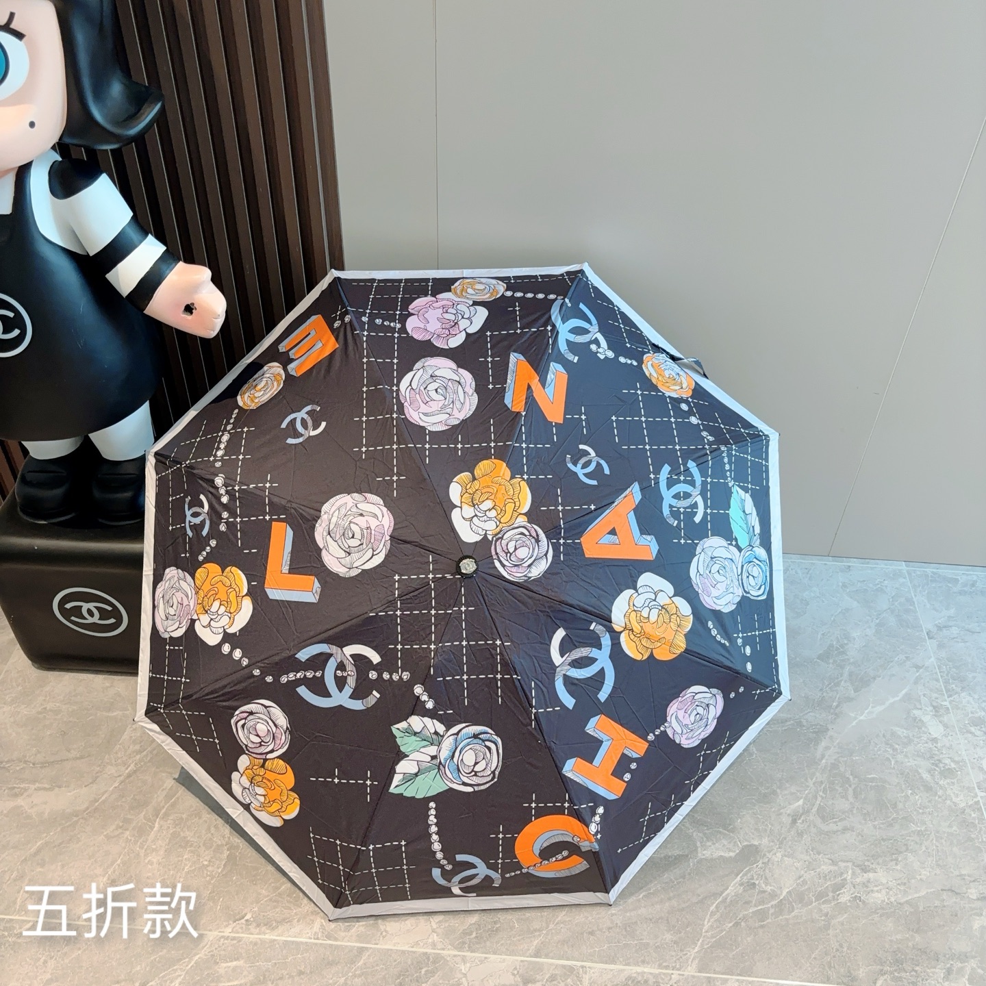  CHANEL香奈儿 五折伞 热卖款 时尚指数爆表 不论晴天雨天使用都相得益彰 拥有它感受风从身体经过的