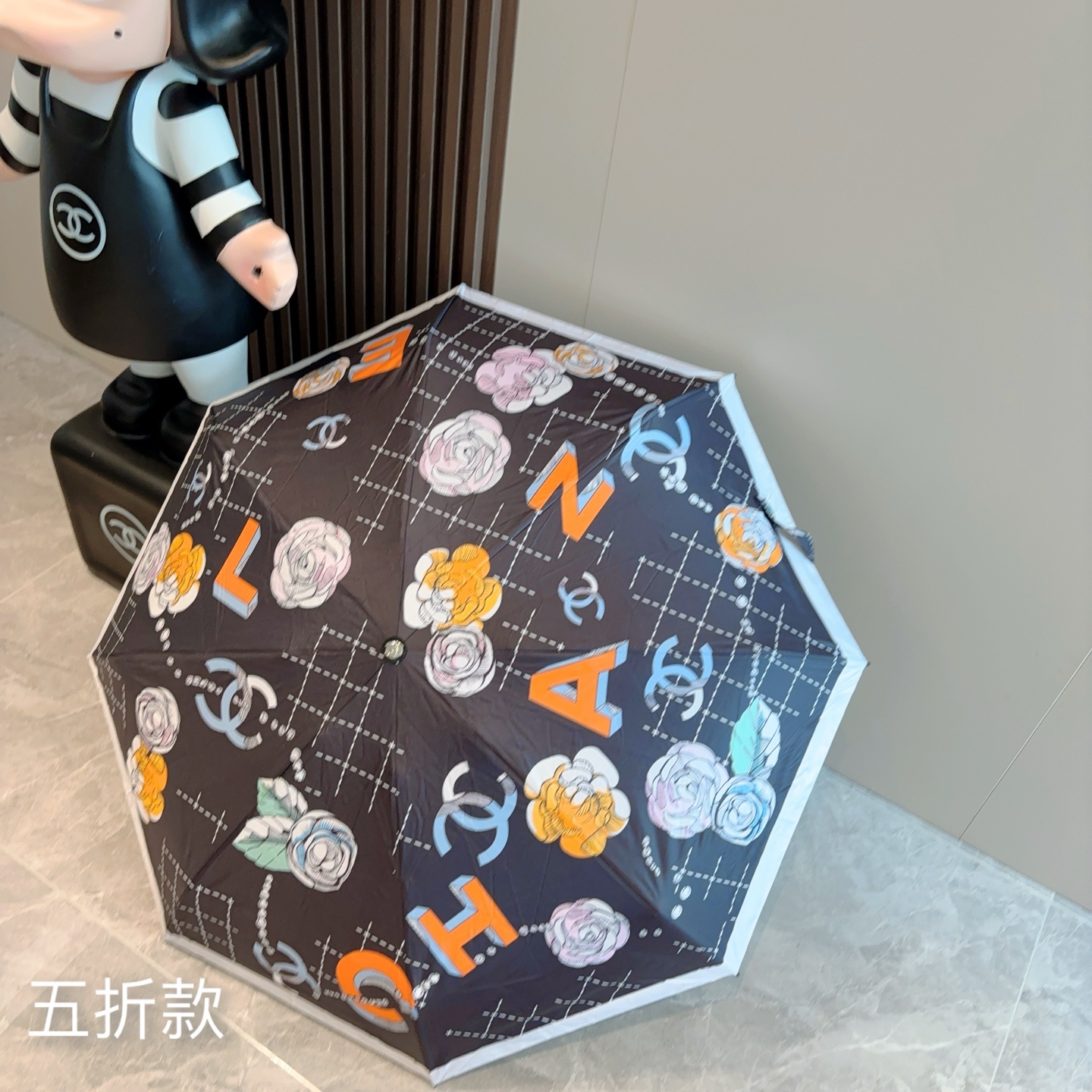  CHANEL香奈儿 五折伞 热卖款 时尚指数爆表 不论晴天雨天使用都相得益彰 拥有它感受风从身体经过的