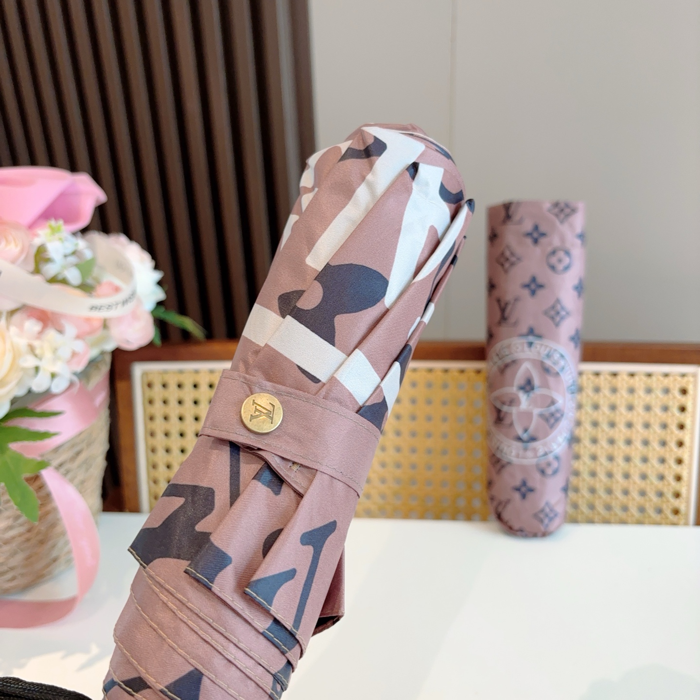 LOUIS VUITTON （路易威登）新款 三折自动折叠晴雨伞 新涂层技术深色伞面 拥有令人惊喜的遮光