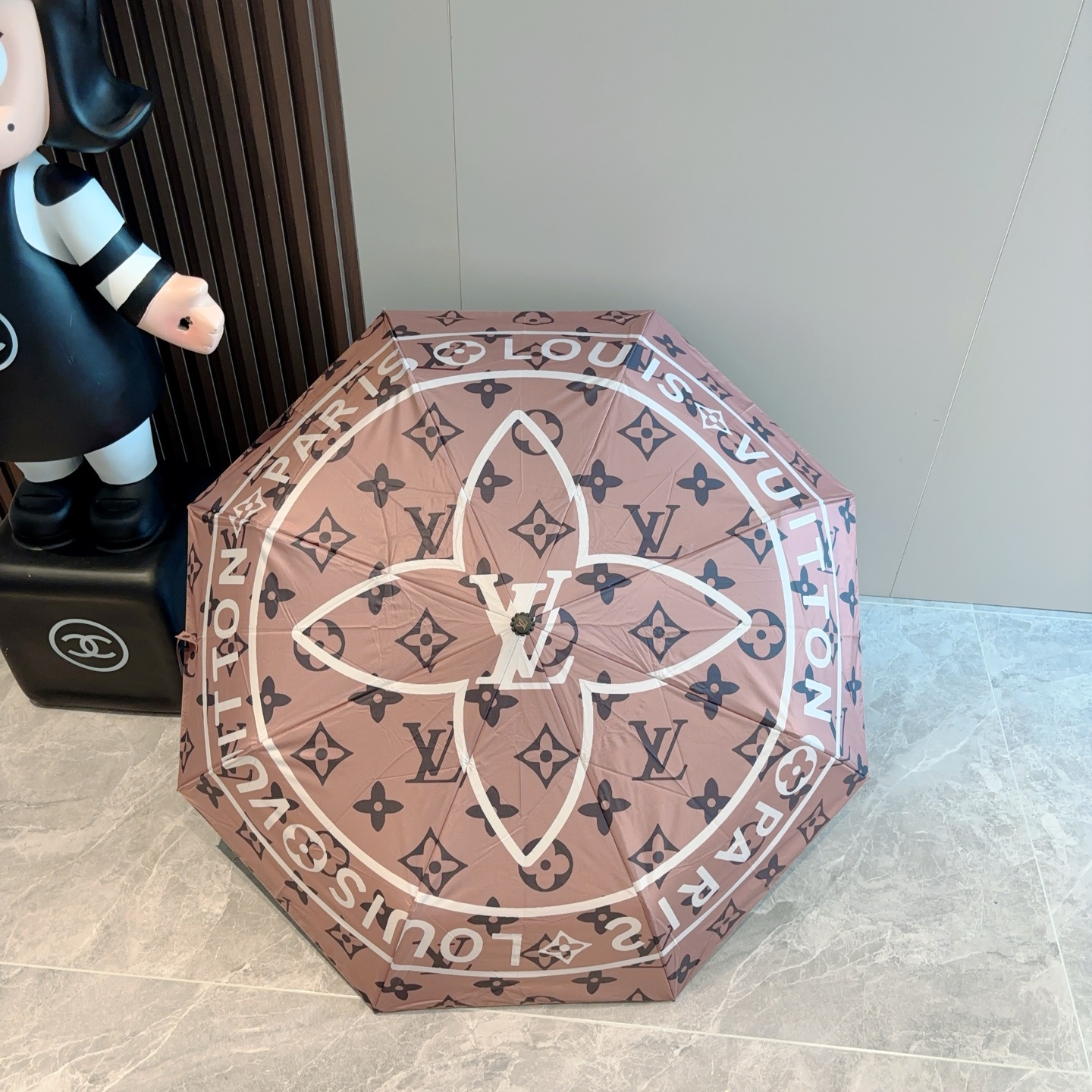 LOUIS VUITTON （路易威登）新款 三折自动折叠晴雨伞 新涂层技术深色伞面 拥有令人惊喜的遮光