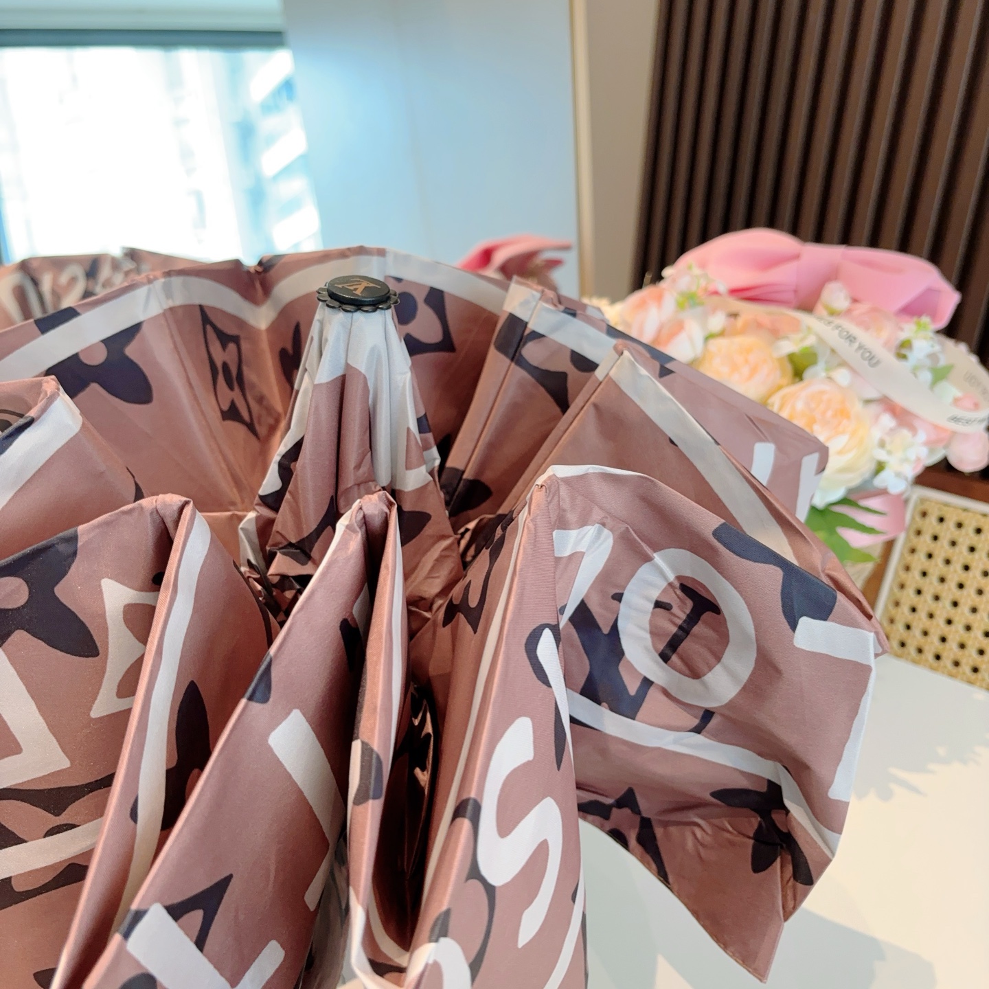 LOUIS VUITTON （路易威登）新款 三折自动折叠晴雨伞 新涂层技术深色伞面 拥有令人惊喜的遮光