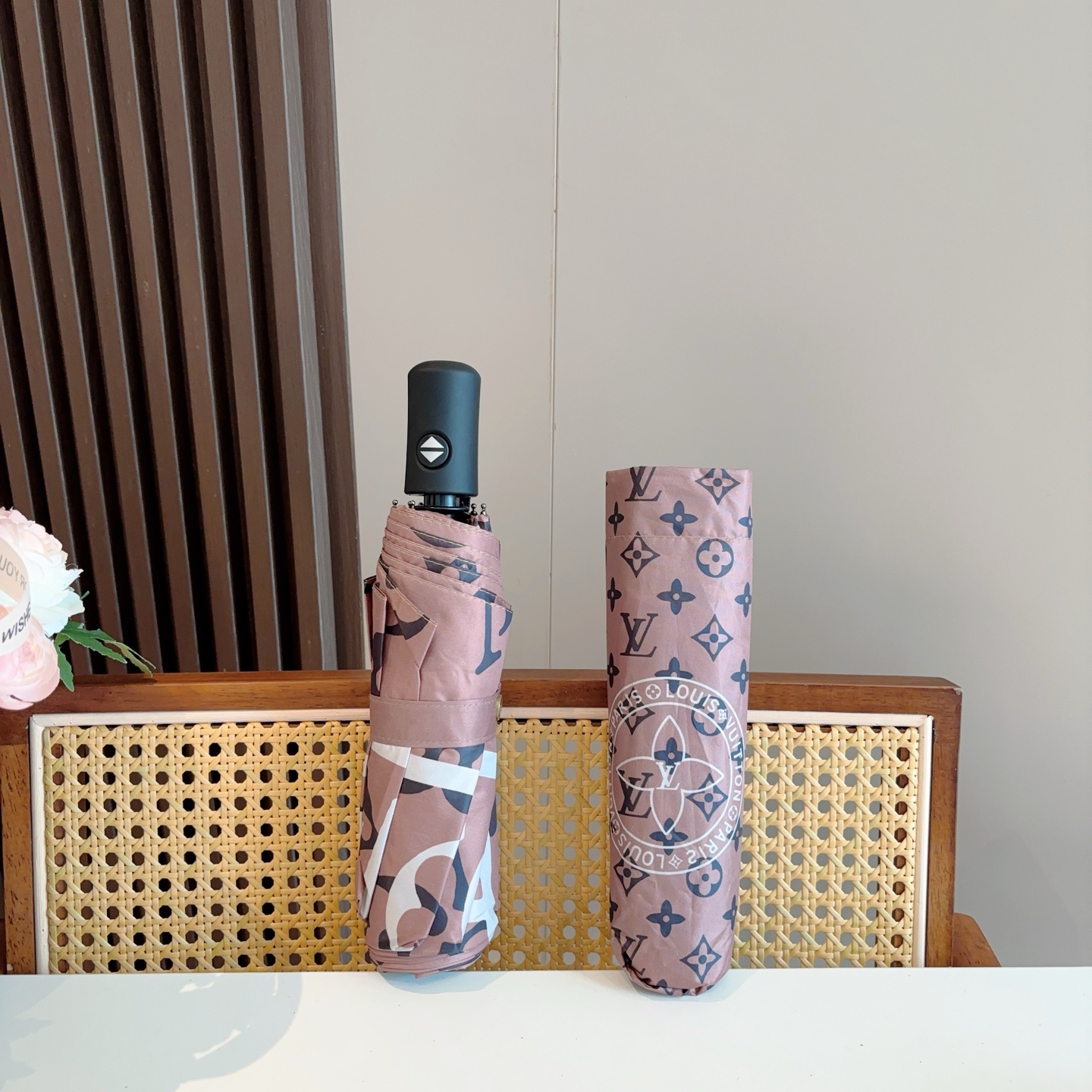 LOUIS VUITTON （路易威登）新款 三折自动折叠晴雨伞 新涂层技术深色伞面 拥有令人惊喜的遮光