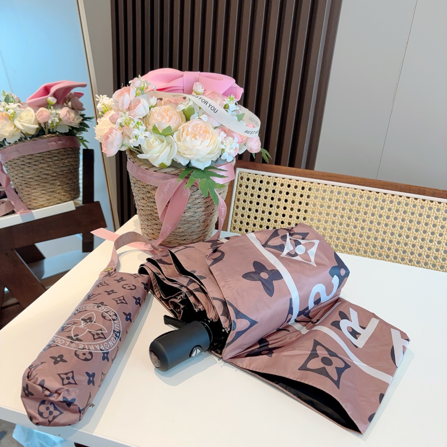 LOUIS VUITTON （路易威登）新款 三折自动折叠晴雨伞 新涂层技术深色伞面 拥有令人惊喜的遮光