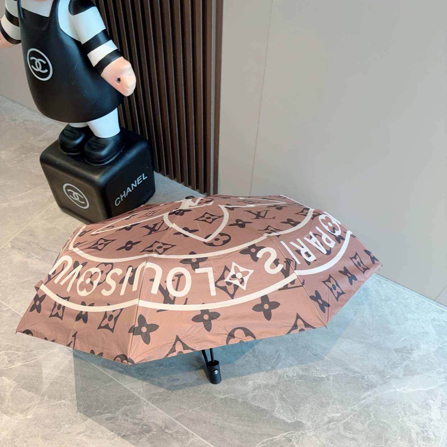 LOUIS VUITTON （路易威登）新款 三折自动折叠晴雨伞 新涂层技术深色伞面 拥有令人惊喜的遮光