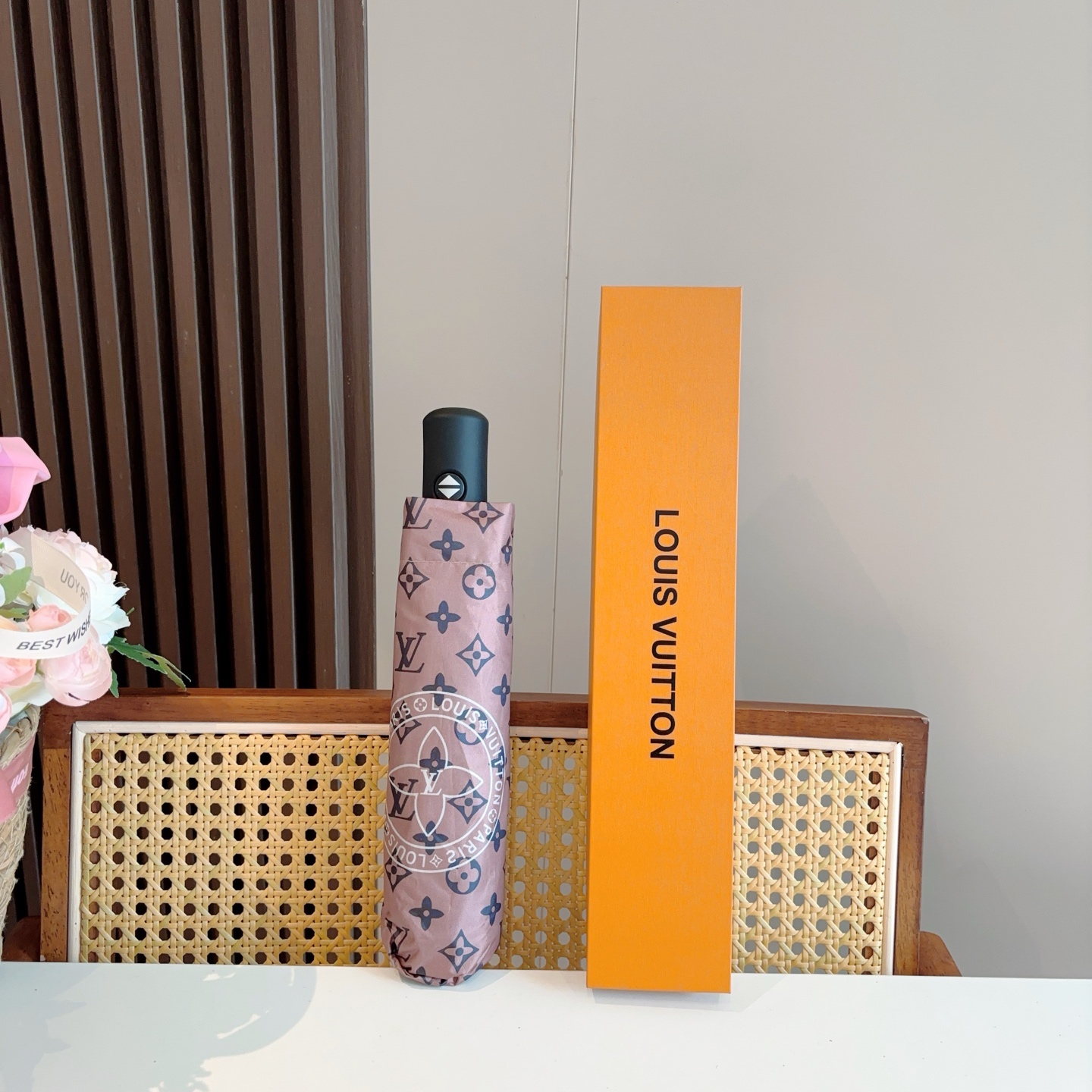 LOUIS VUITTON （路易威登）新款 三折自动折叠晴雨伞 新涂层技术深色伞面 拥有令人惊喜的遮光