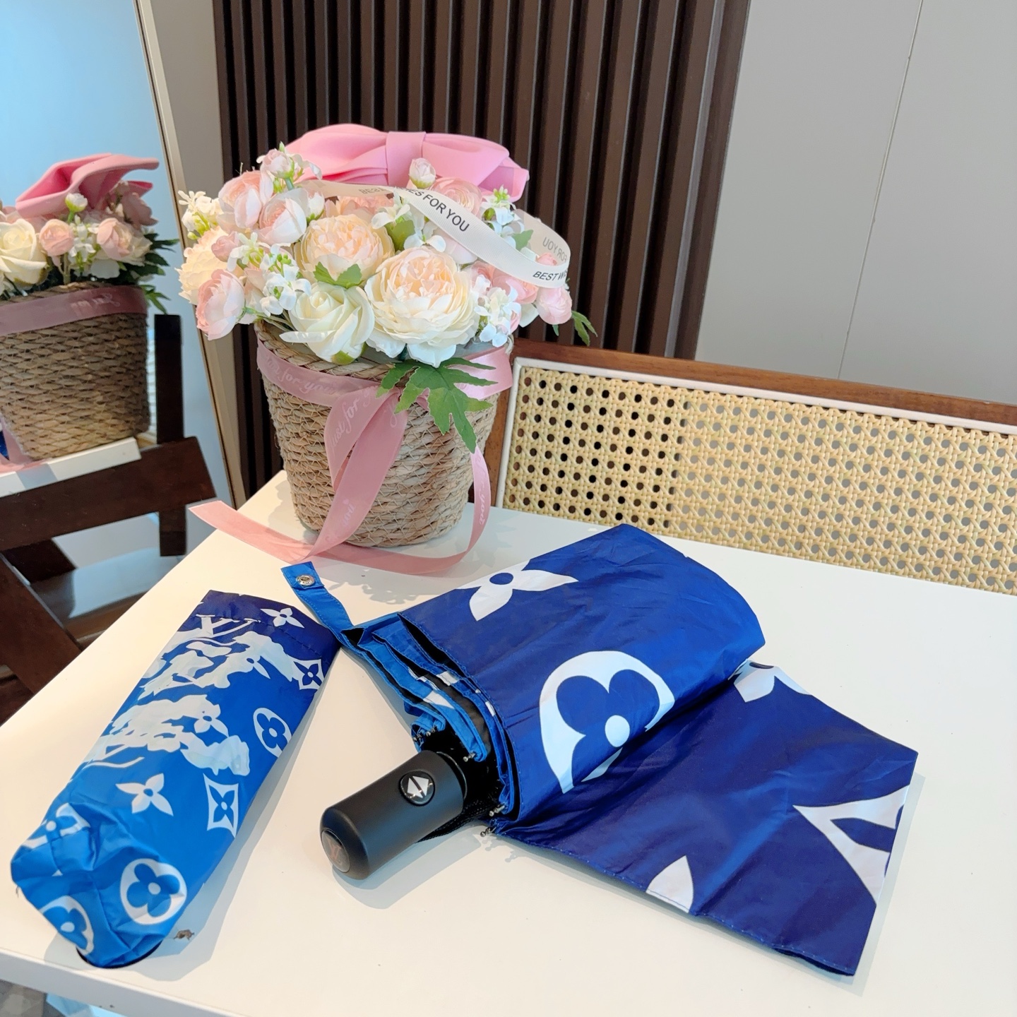 LOUIS VUITTON （路易威登）新款 三折自动折叠晴雨伞 新涂层技术深色伞面 拥有令人惊喜的遮光
