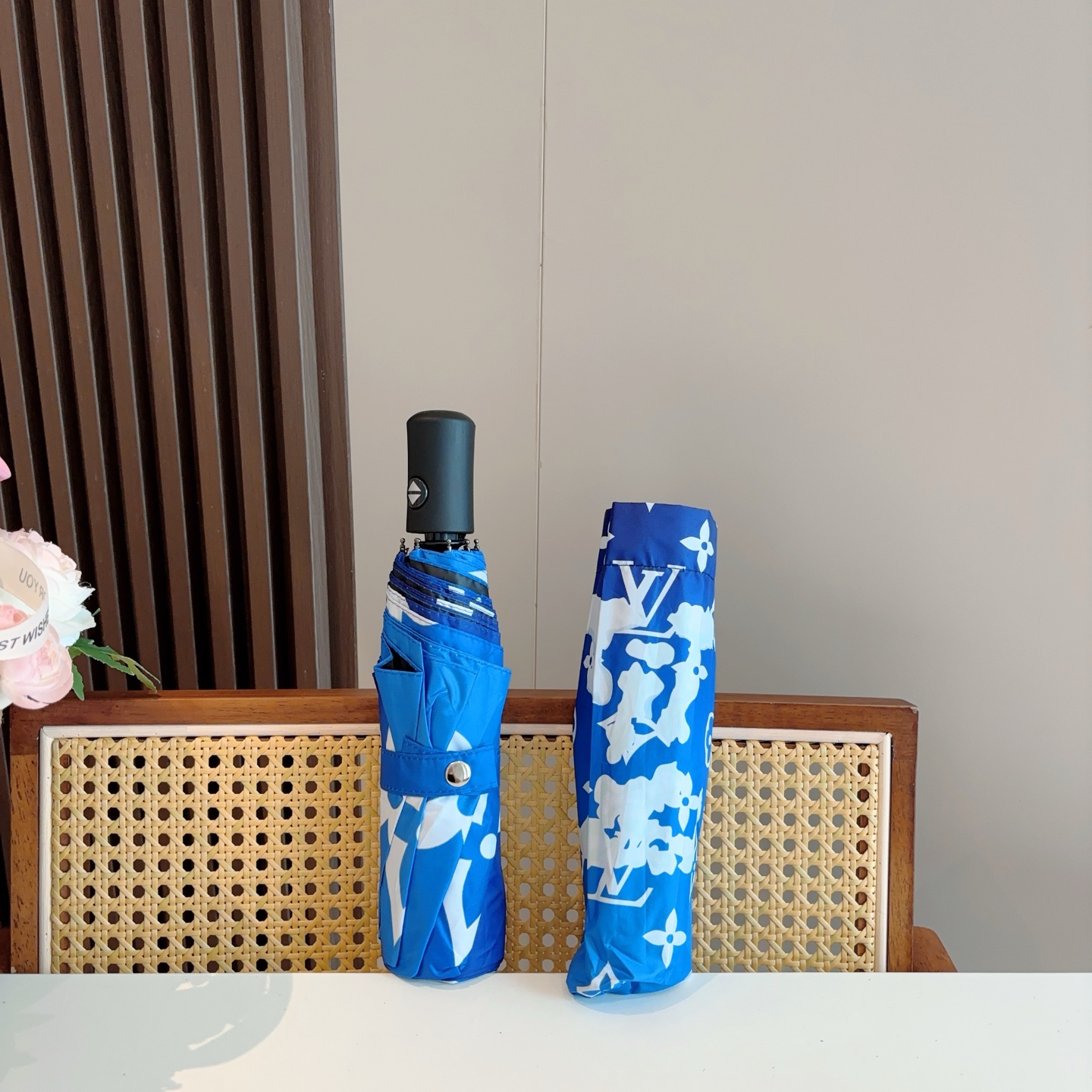 LOUIS VUITTON （路易威登）新款 三折自动折叠晴雨伞 新涂层技术深色伞面 拥有令人惊喜的遮光