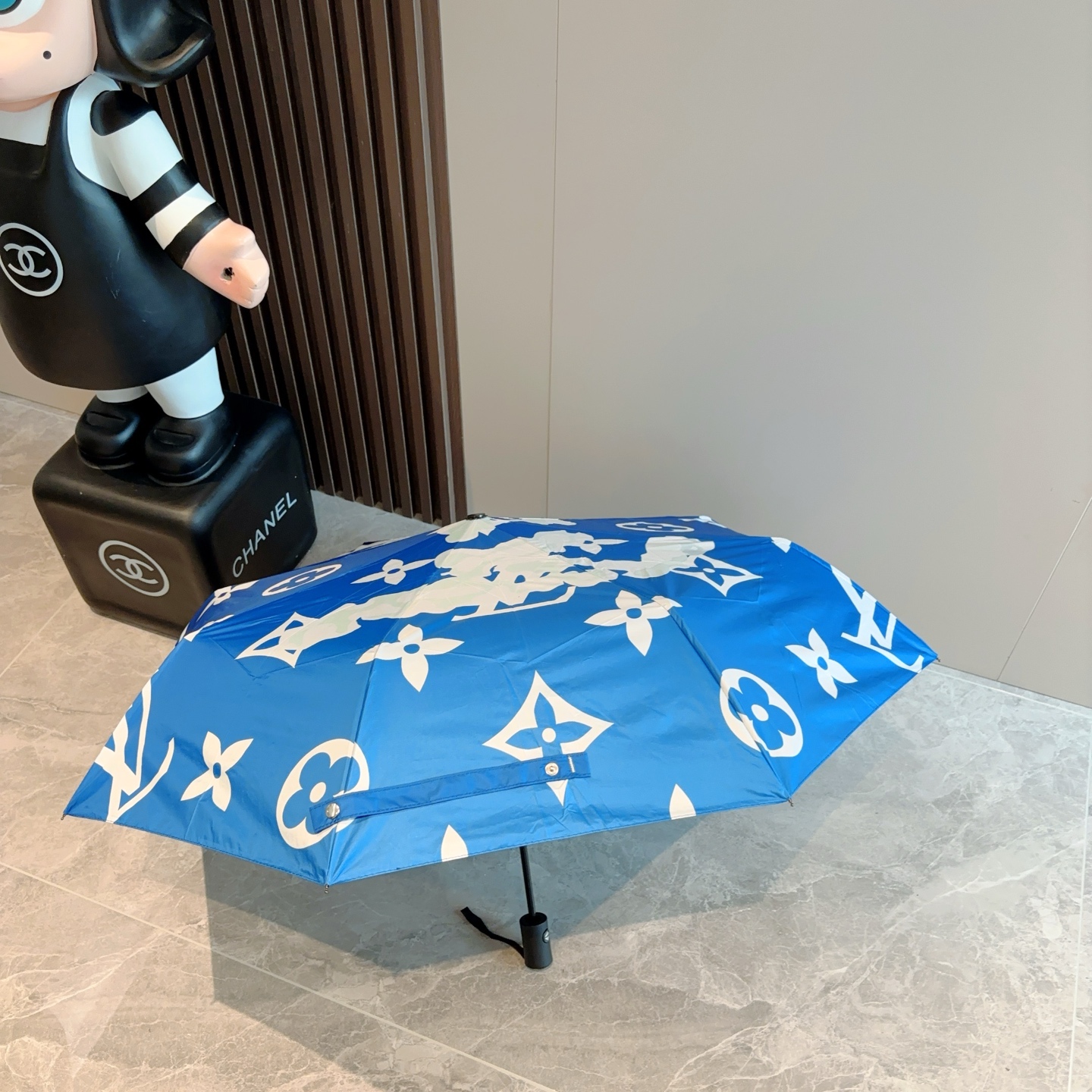 LOUIS VUITTON （路易威登）新款 三折自动折叠晴雨伞 新涂层技术深色伞面 拥有令人惊喜的遮光
