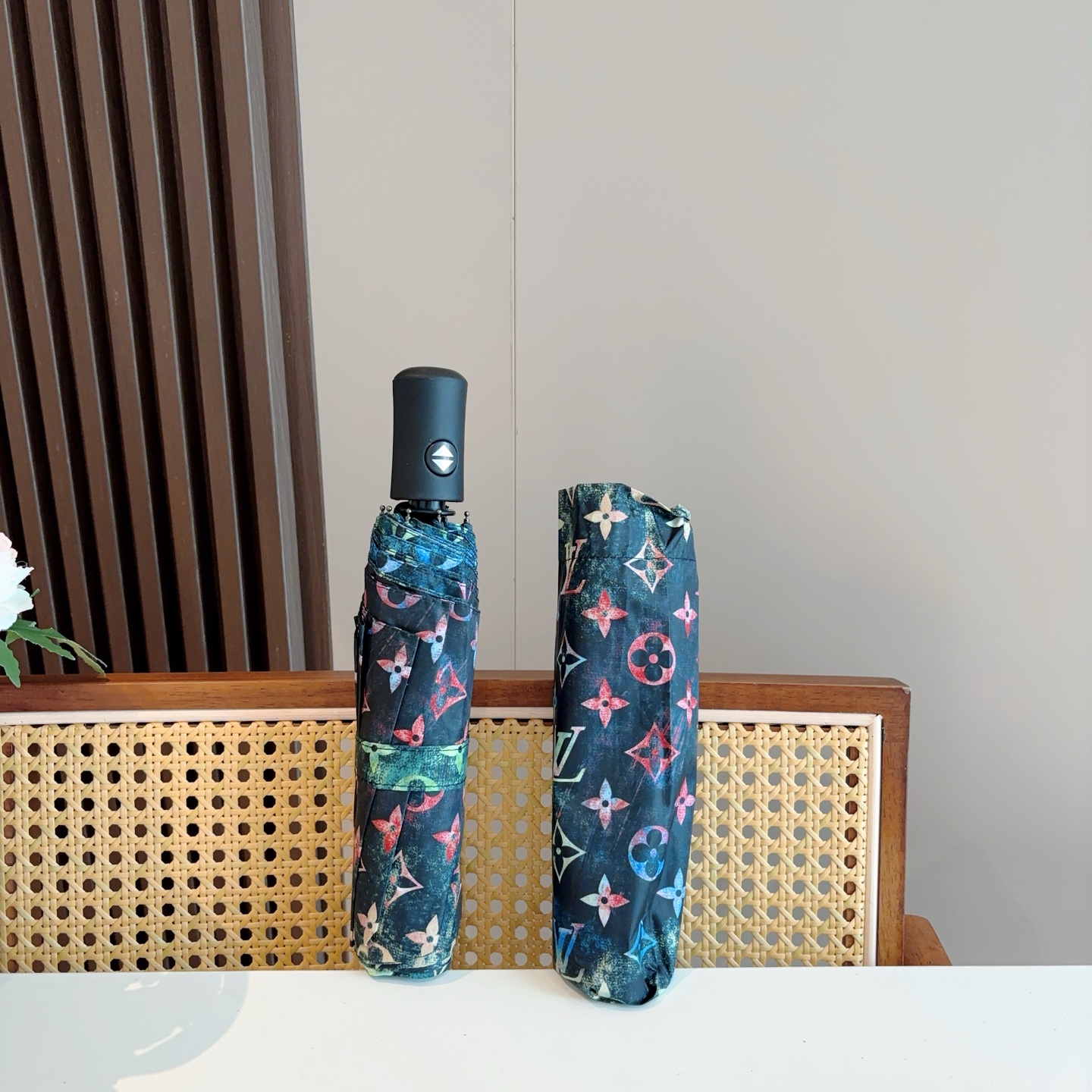 LOUIS VUITTON （路易威登）新款 三折自动折叠晴雨伞 新涂层技术深色伞面 拥有令人惊喜的遮光