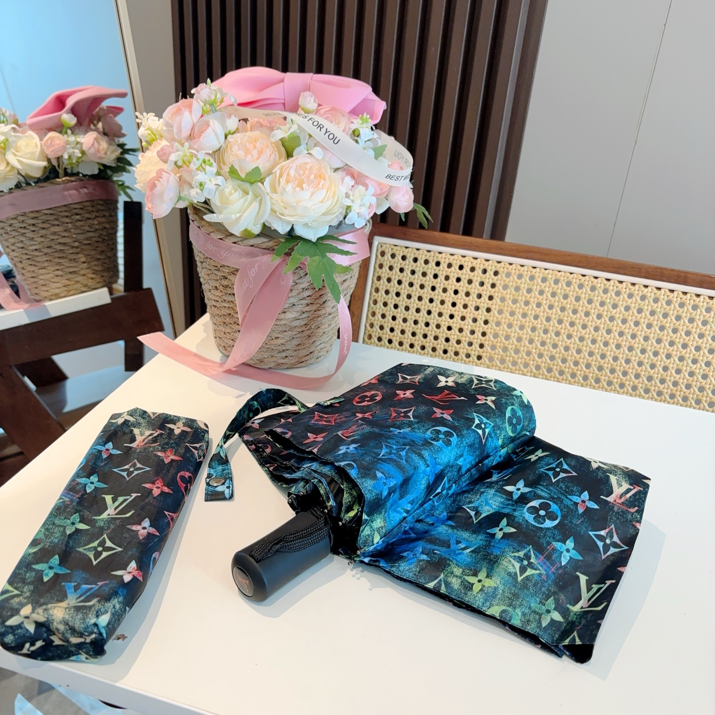 LOUIS VUITTON （路易威登）新款 三折自动折叠晴雨伞 新涂层技术深色伞面 拥有令人惊喜的遮光