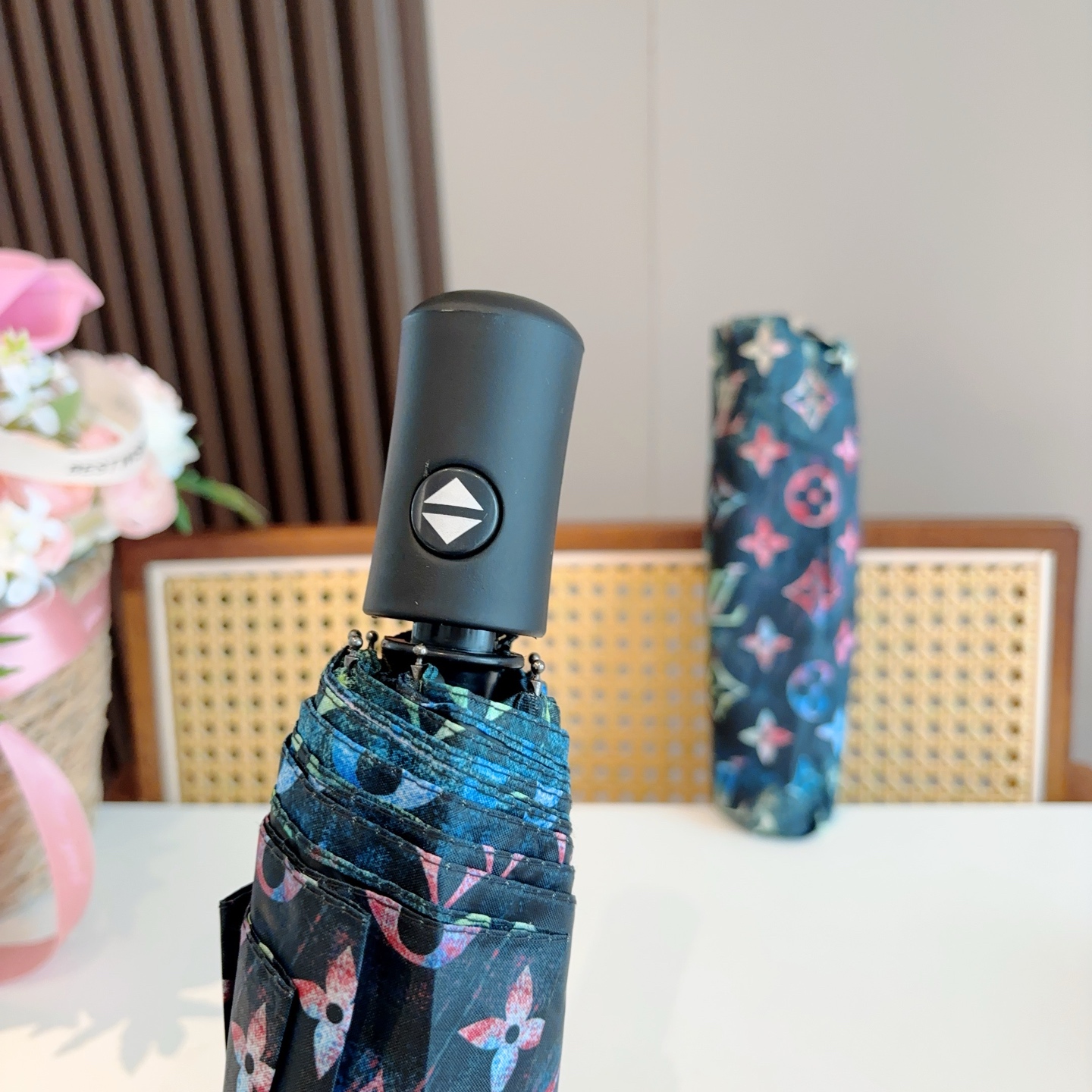 LOUIS VUITTON （路易威登）新款 三折自动折叠晴雨伞 新涂层技术深色伞面 拥有令人惊喜的遮光