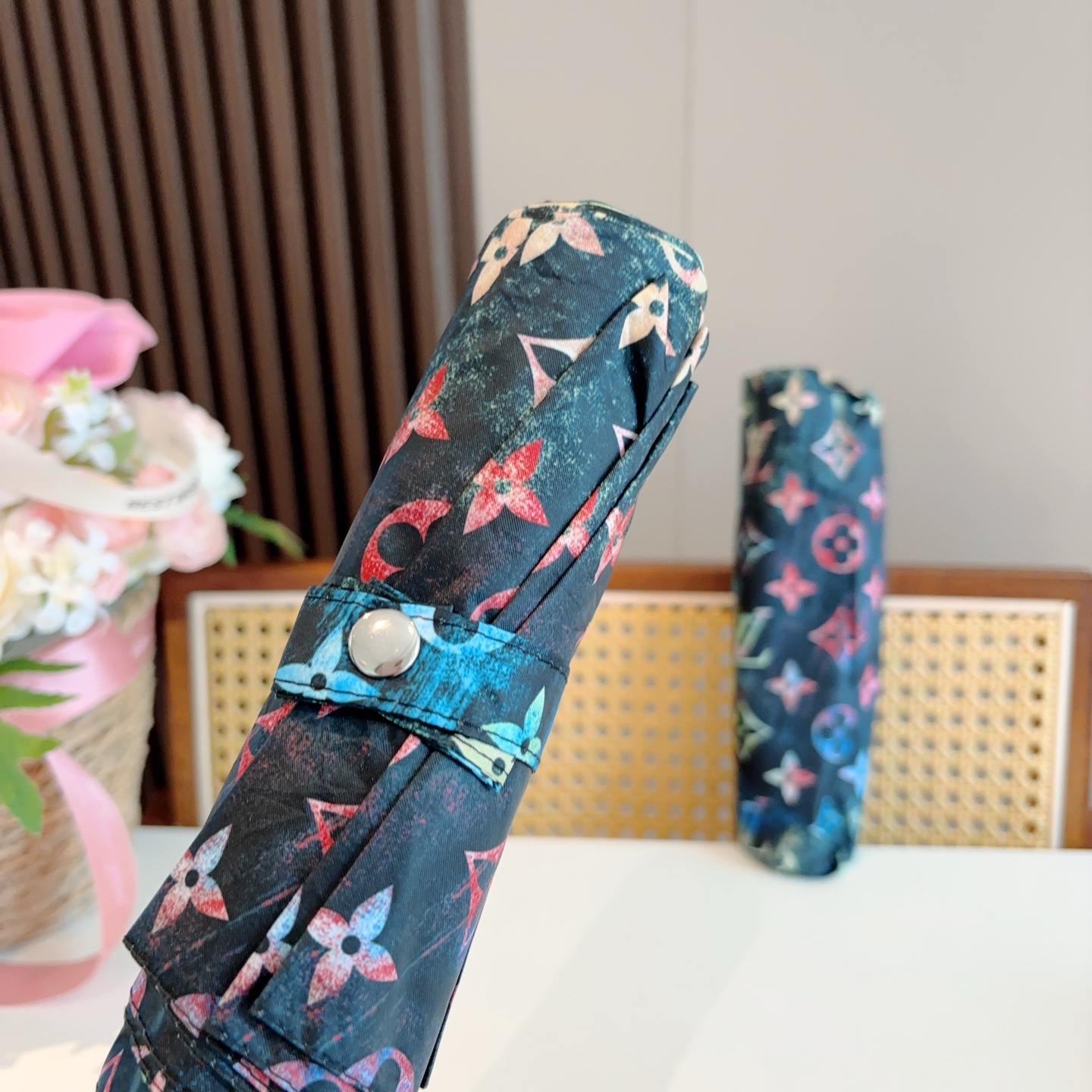 LOUIS VUITTON （路易威登）新款 三折自动折叠晴雨伞 新涂层技术深色伞面 拥有令人惊喜的遮光