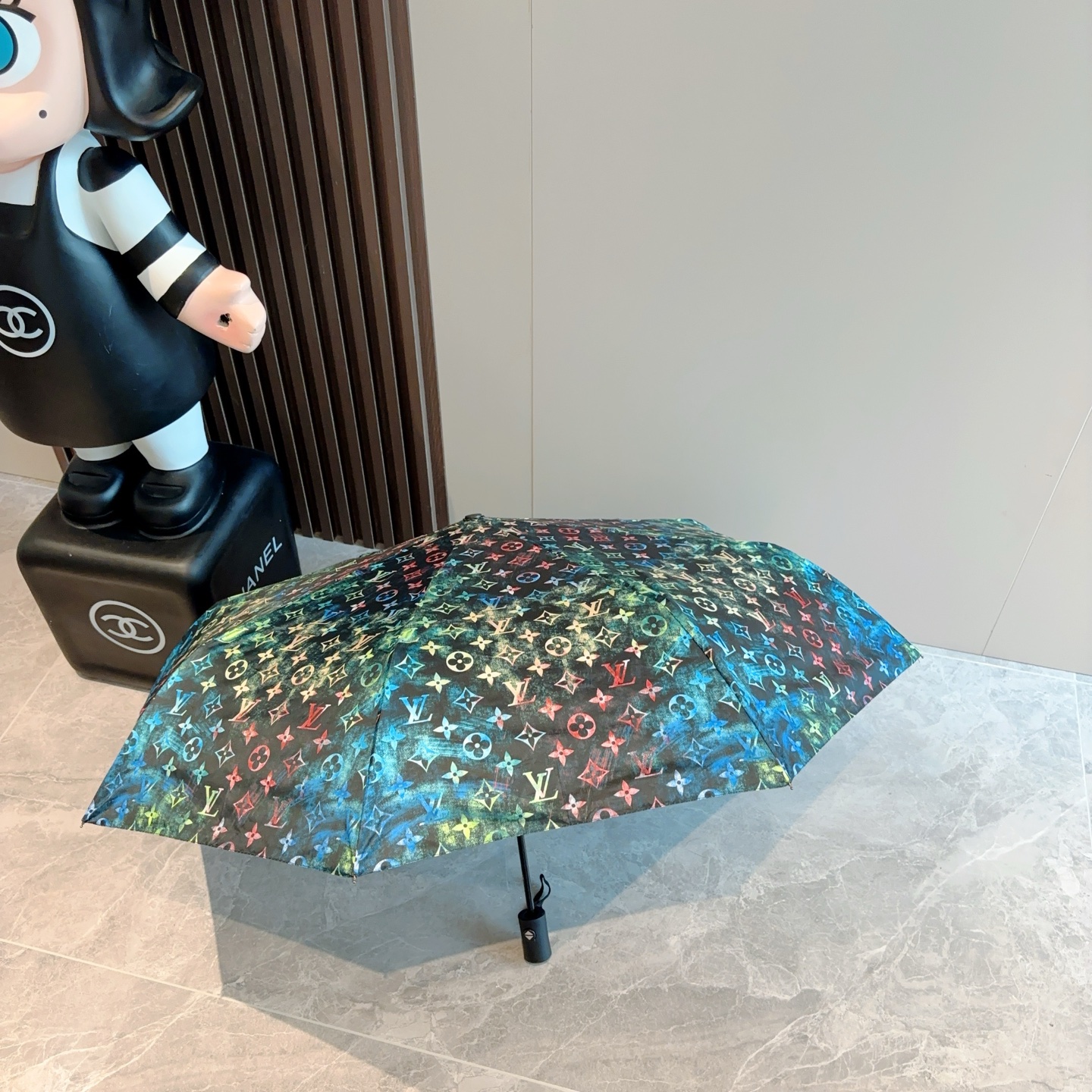 LOUIS VUITTON （路易威登）新款 三折自动折叠晴雨伞 新涂层技术深色伞面 拥有令人惊喜的遮光