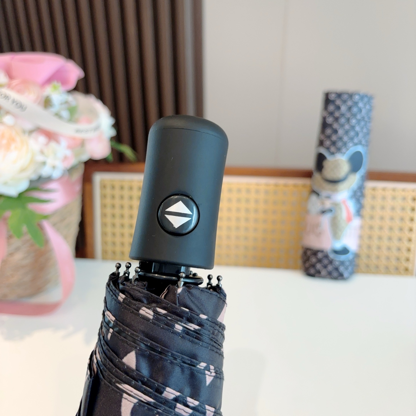 LOUIS VUITTON （路易威登）新款 三折自动折叠晴雨伞 新涂层技术深色伞面 拥有令人惊喜的遮光