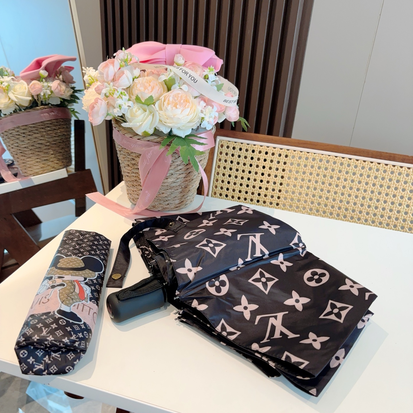 LOUIS VUITTON （路易威登）新款 三折自动折叠晴雨伞 新涂层技术深色伞面 拥有令人惊喜的遮光