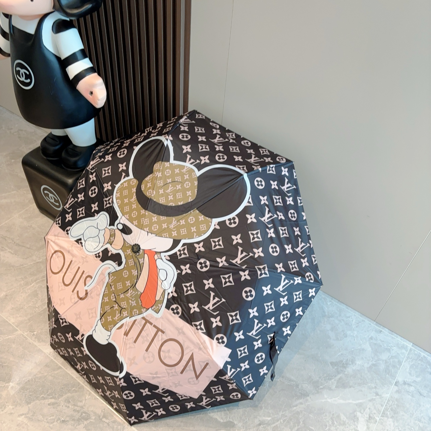 LOUIS VUITTON （路易威登）新款 三折自动折叠晴雨伞 新涂层技术深色伞面 拥有令人惊喜的遮光