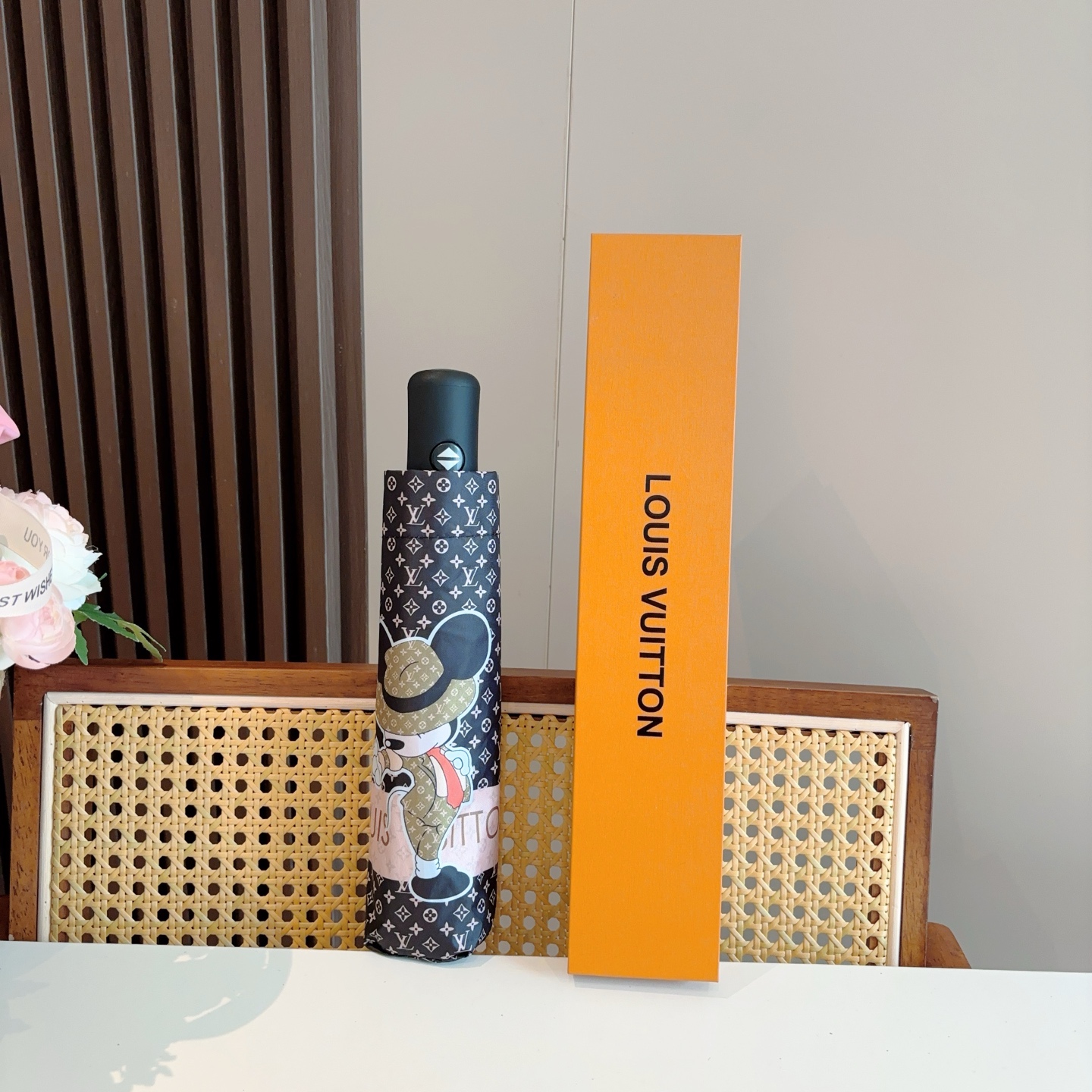 LOUIS VUITTON （路易威登）新款 三折自动折叠晴雨伞 新涂层技术深色伞面 拥有令人惊喜的遮光