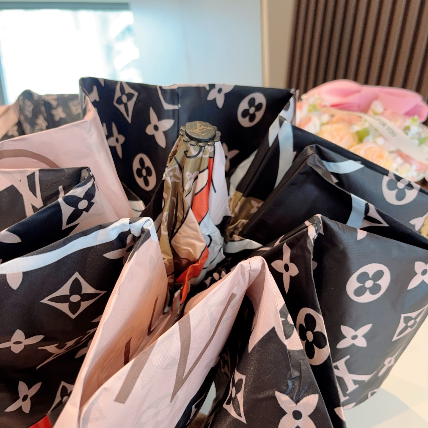 LOUIS VUITTON （路易威登）新款 三折自动折叠晴雨伞 新涂层技术深色伞面 拥有令人惊喜的遮光
