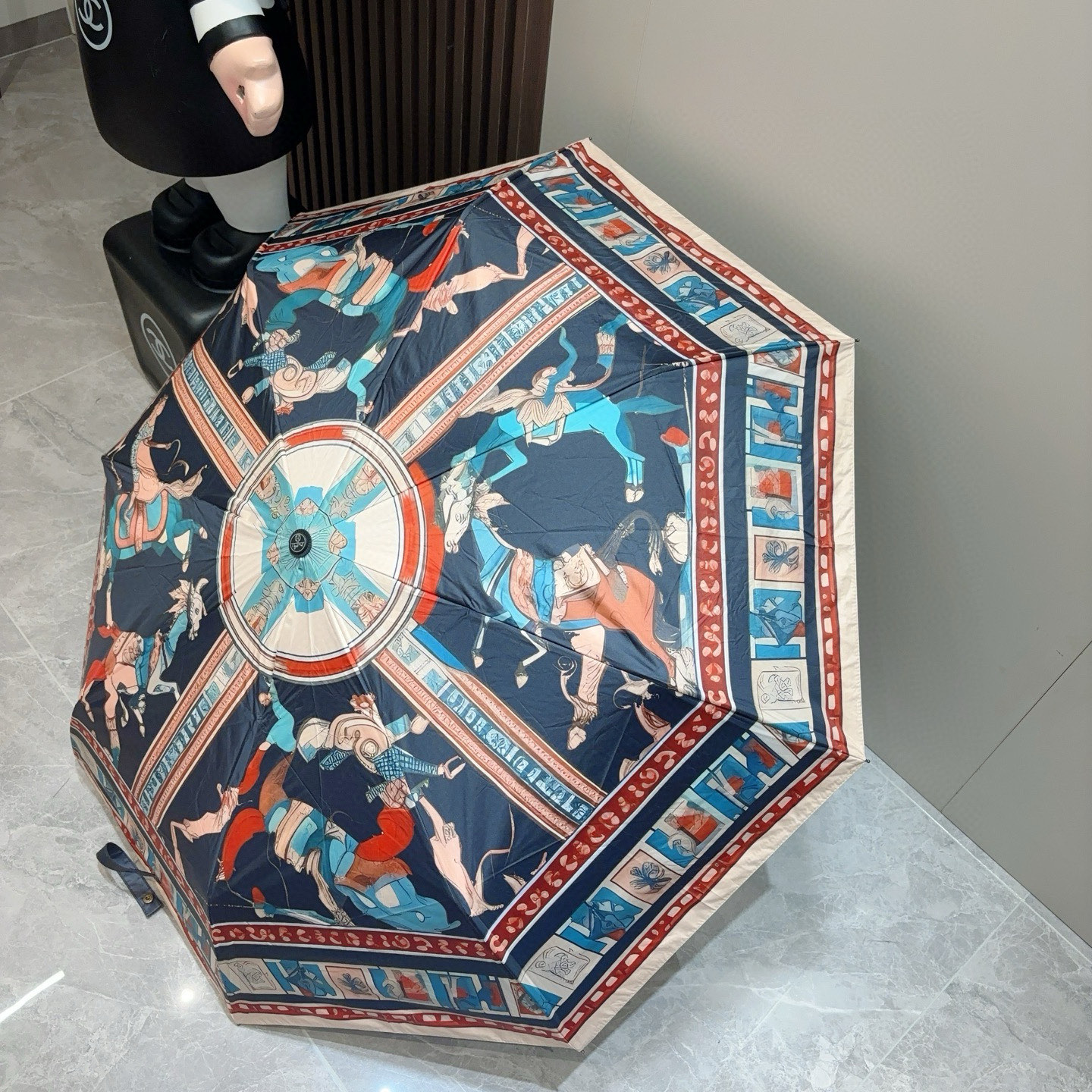 爱马仕（Hermès）   新款 极品H家三折自动伞重磅呈现 以其精湛的工艺技术和源源不断的想像力 新涂