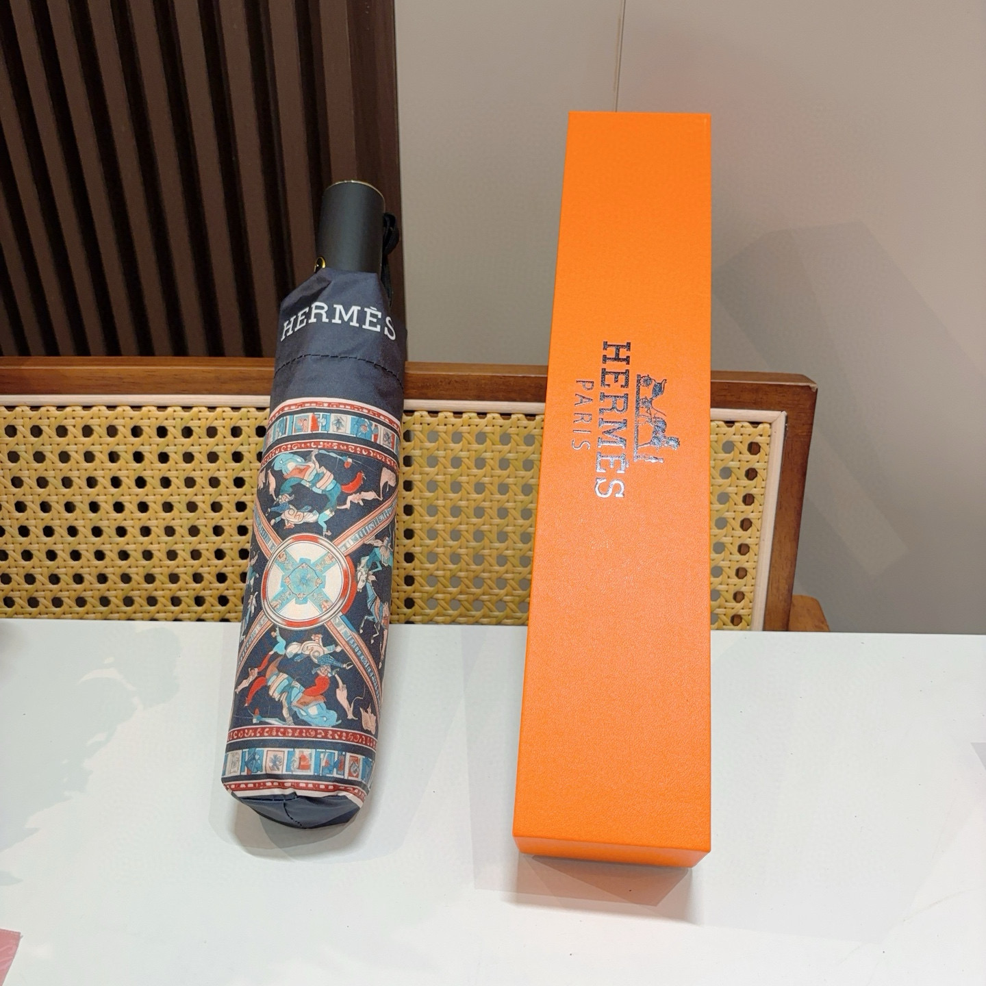 爱马仕（Hermès）   新款 极品H家三折自动伞重磅呈现 以其精湛的工艺技术和源源不断的想像力 新涂