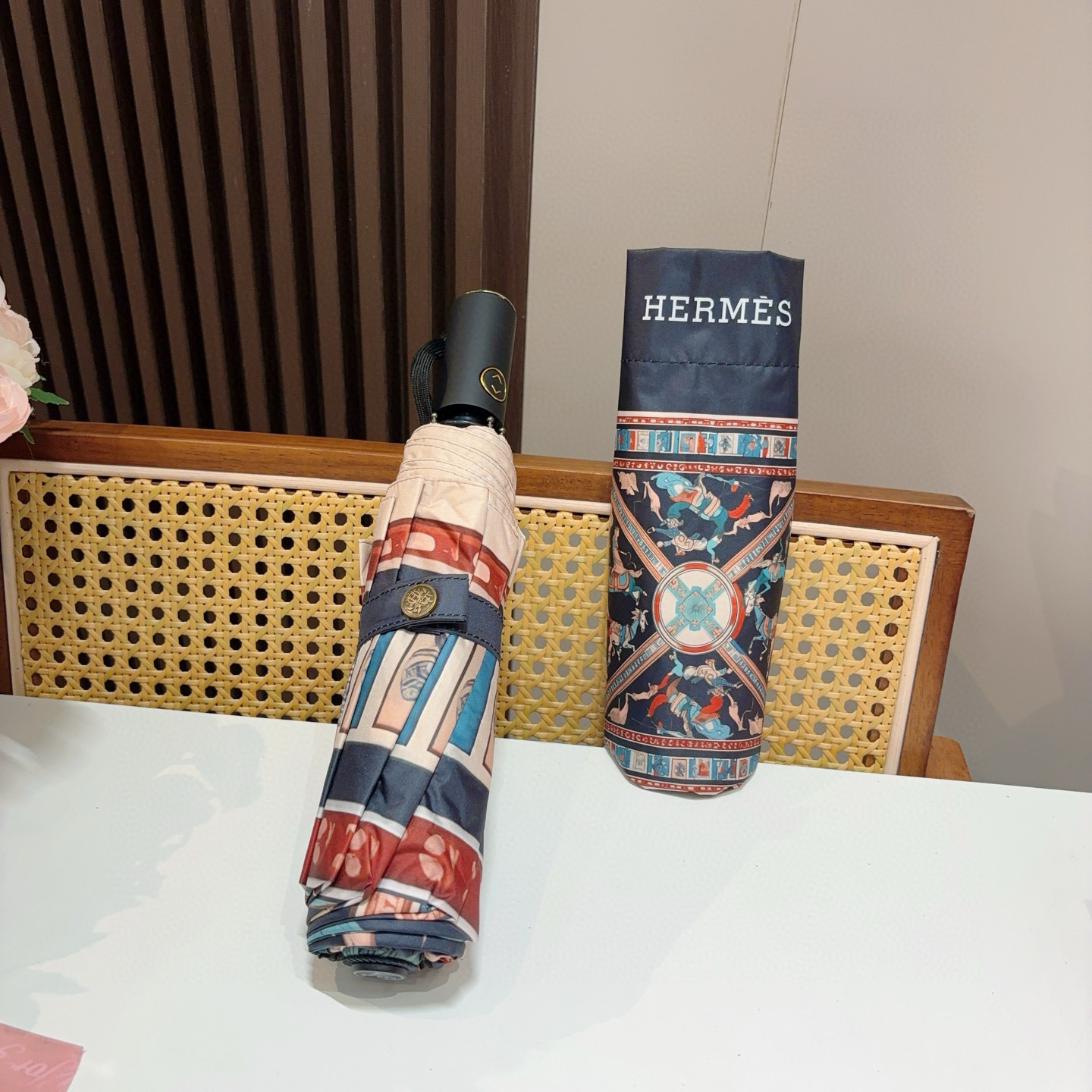爱马仕（Hermès）   新款 极品H家三折自动伞重磅呈现 以其精湛的工艺技术和源源不断的想像力 新涂