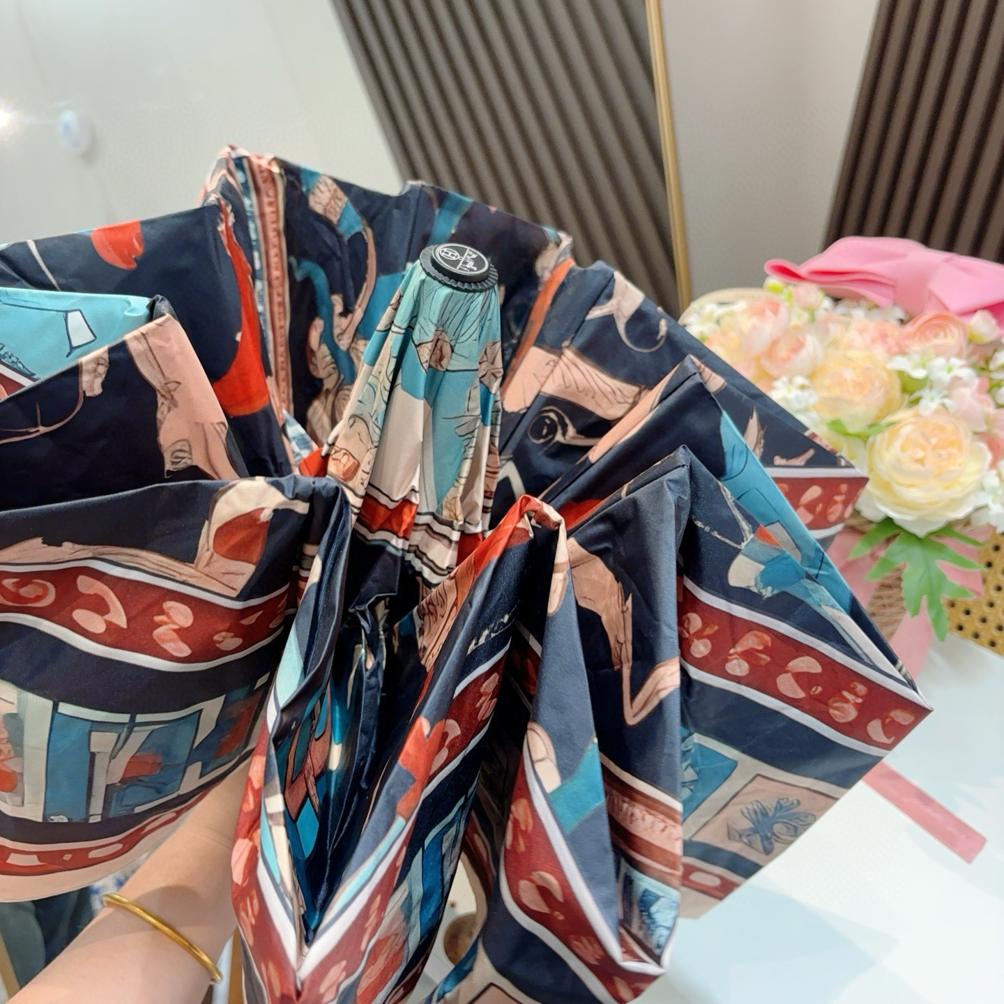 爱马仕（Hermès）   新款 极品H家三折自动伞重磅呈现 以其精湛的工艺技术和源源不断的想像力 新涂