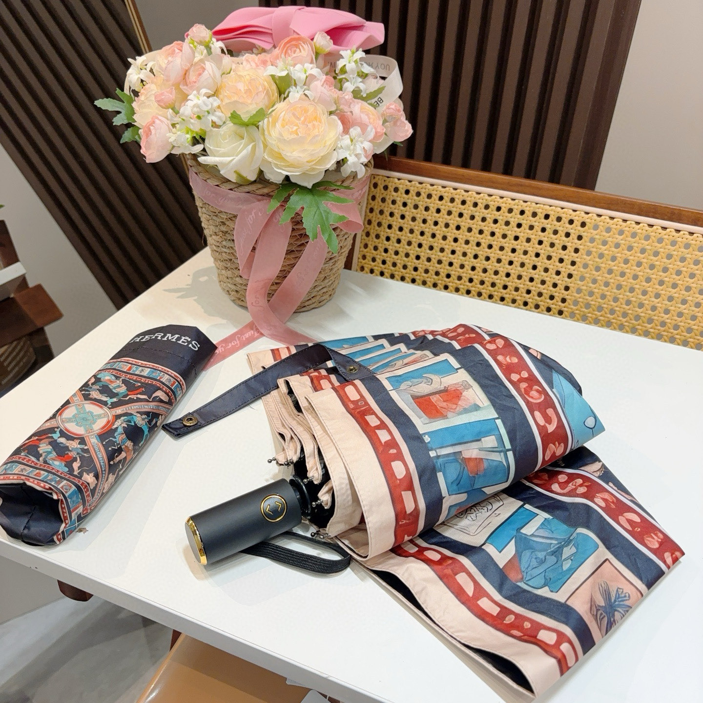 爱马仕（Hermès）   新款 极品H家三折自动伞重磅呈现 以其精湛的工艺技术和源源不断的想像力 新涂