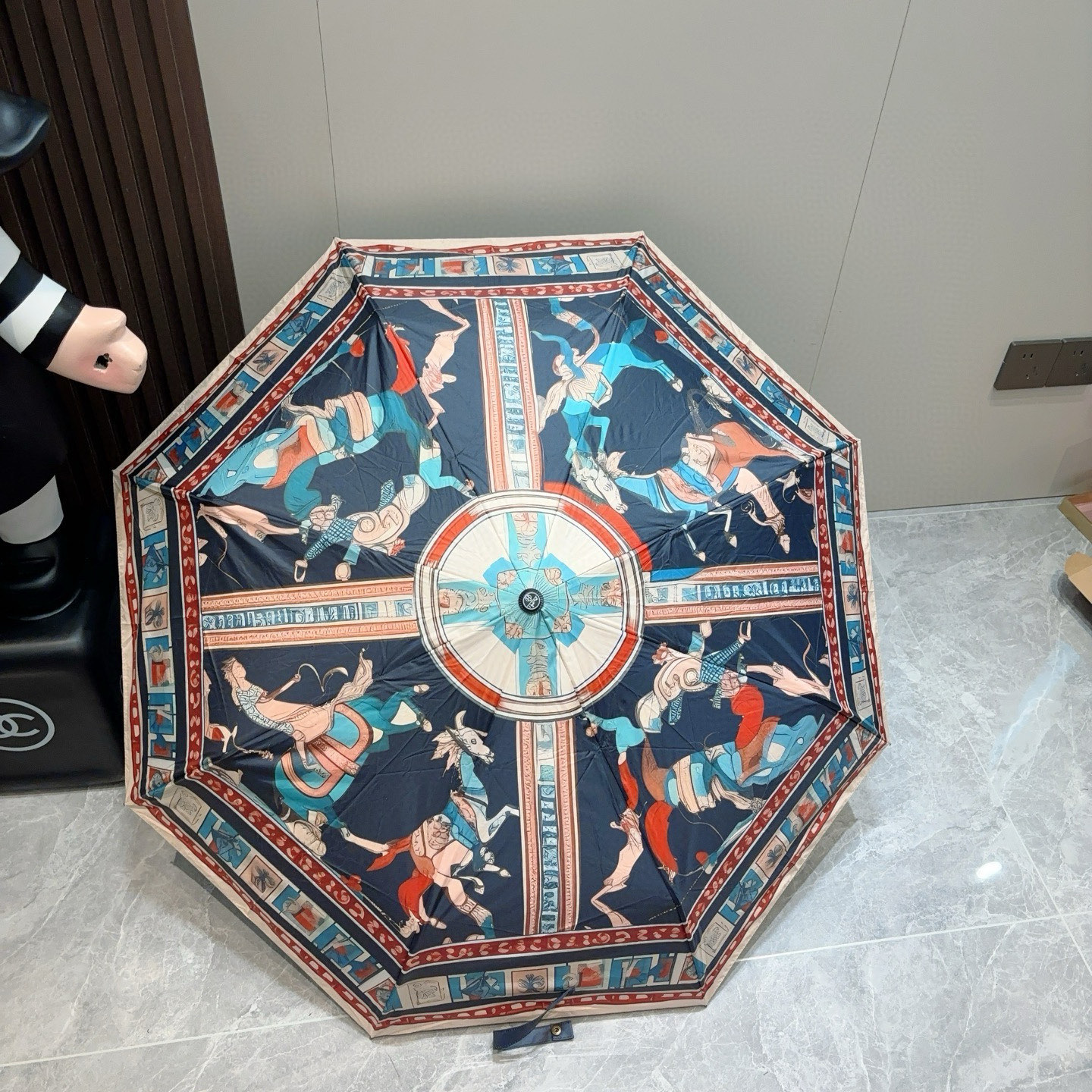 爱马仕（Hermès）   新款 极品H家三折自动伞重磅呈现 以其精湛的工艺技术和源源不断的想像力 新涂