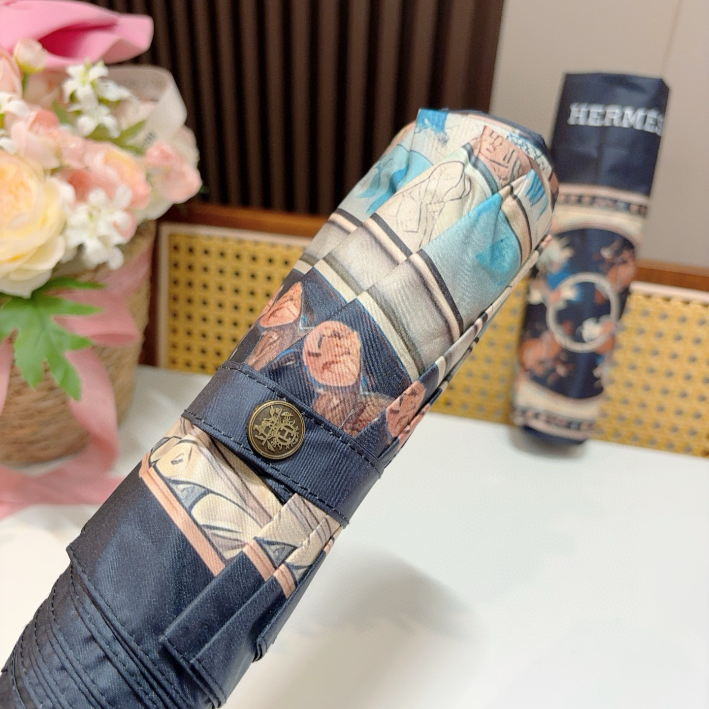 爱马仕（Hermès）   新款 极品H家三折自动伞重磅呈现 以其精湛的工艺技术和源源不断的想像力 新涂