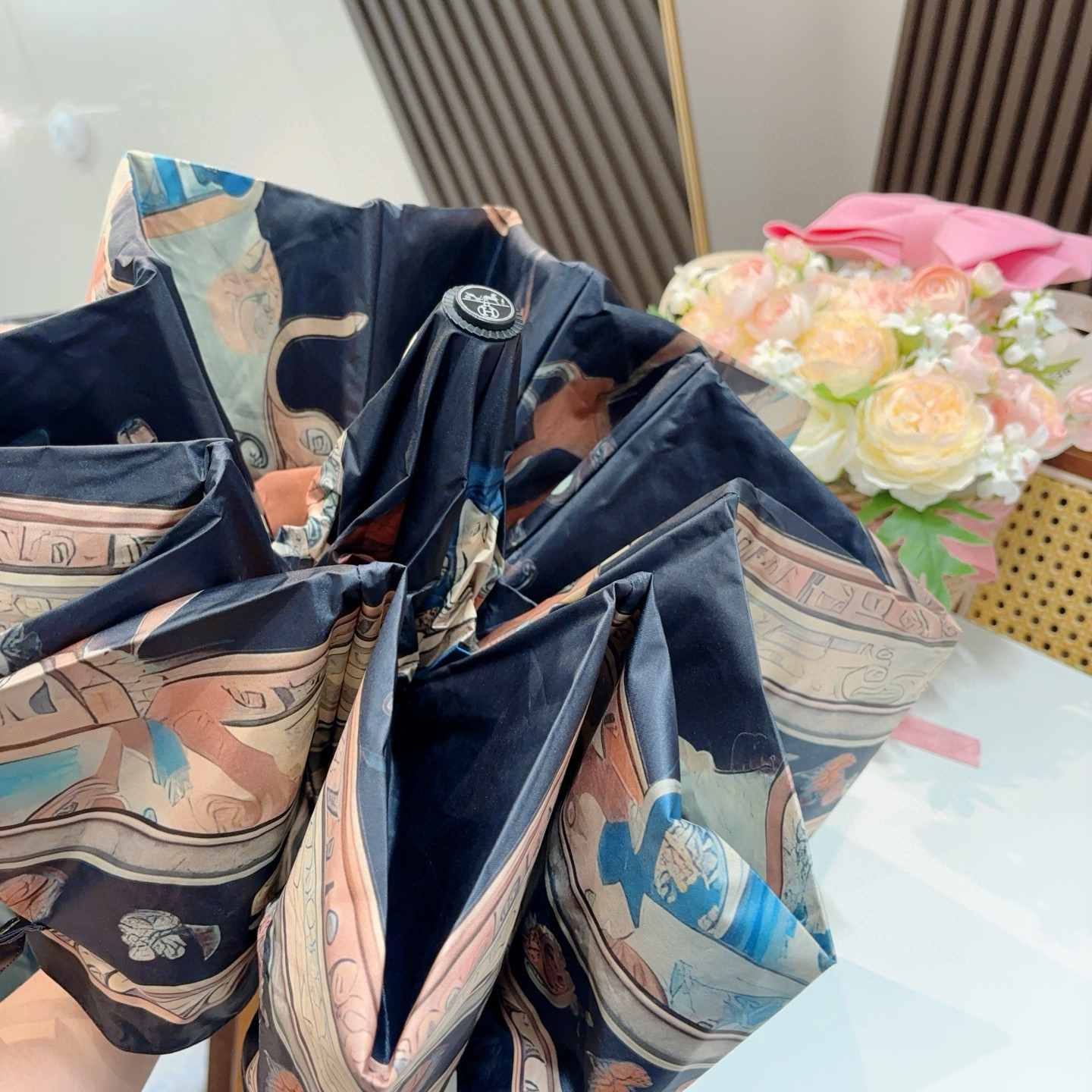 爱马仕（Hermès）   新款 极品H家三折自动伞重磅呈现 以其精湛的工艺技术和源源不断的想像力 新涂