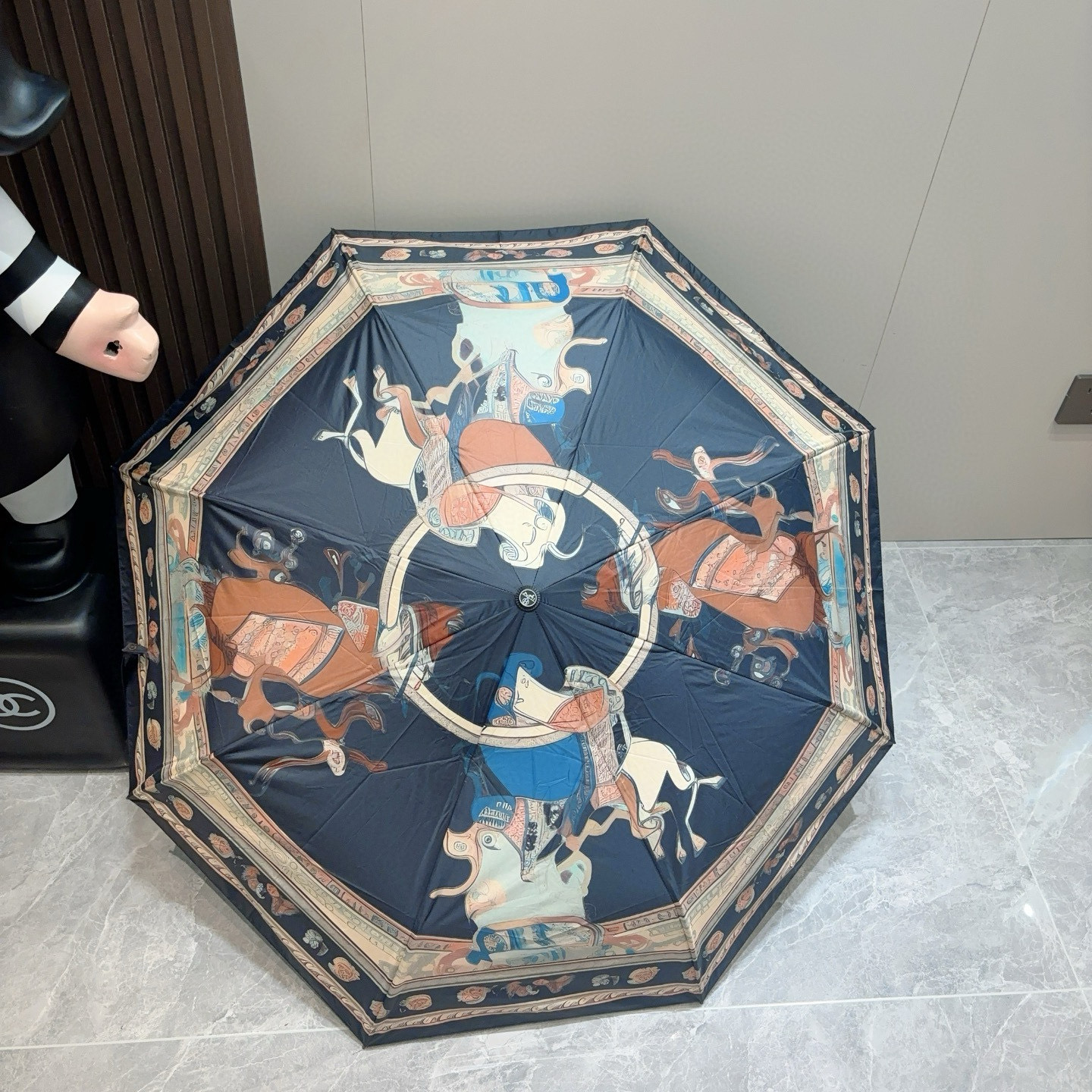 爱马仕（Hermès）   新款 极品H家三折自动伞重磅呈现 以其精湛的工艺技术和源源不断的想像力 新涂