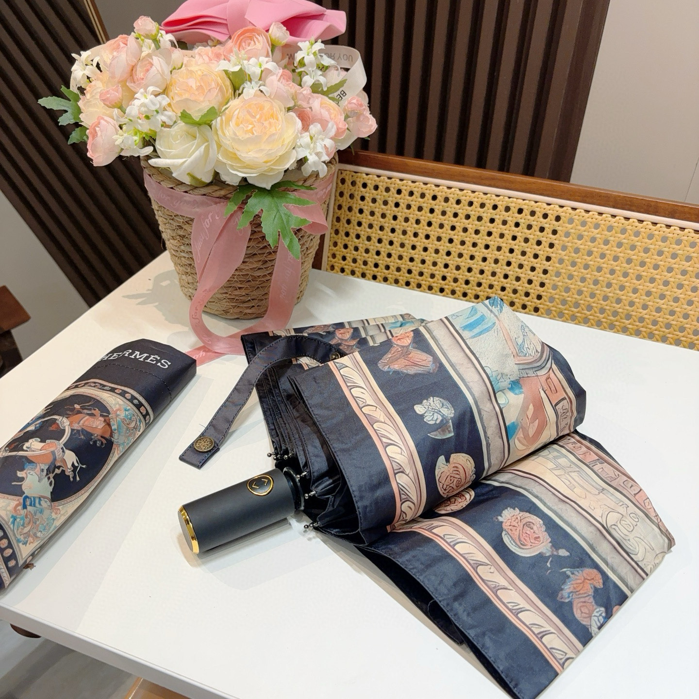 爱马仕（Hermès）   新款 极品H家三折自动伞重磅呈现 以其精湛的工艺技术和源源不断的想像力 新涂