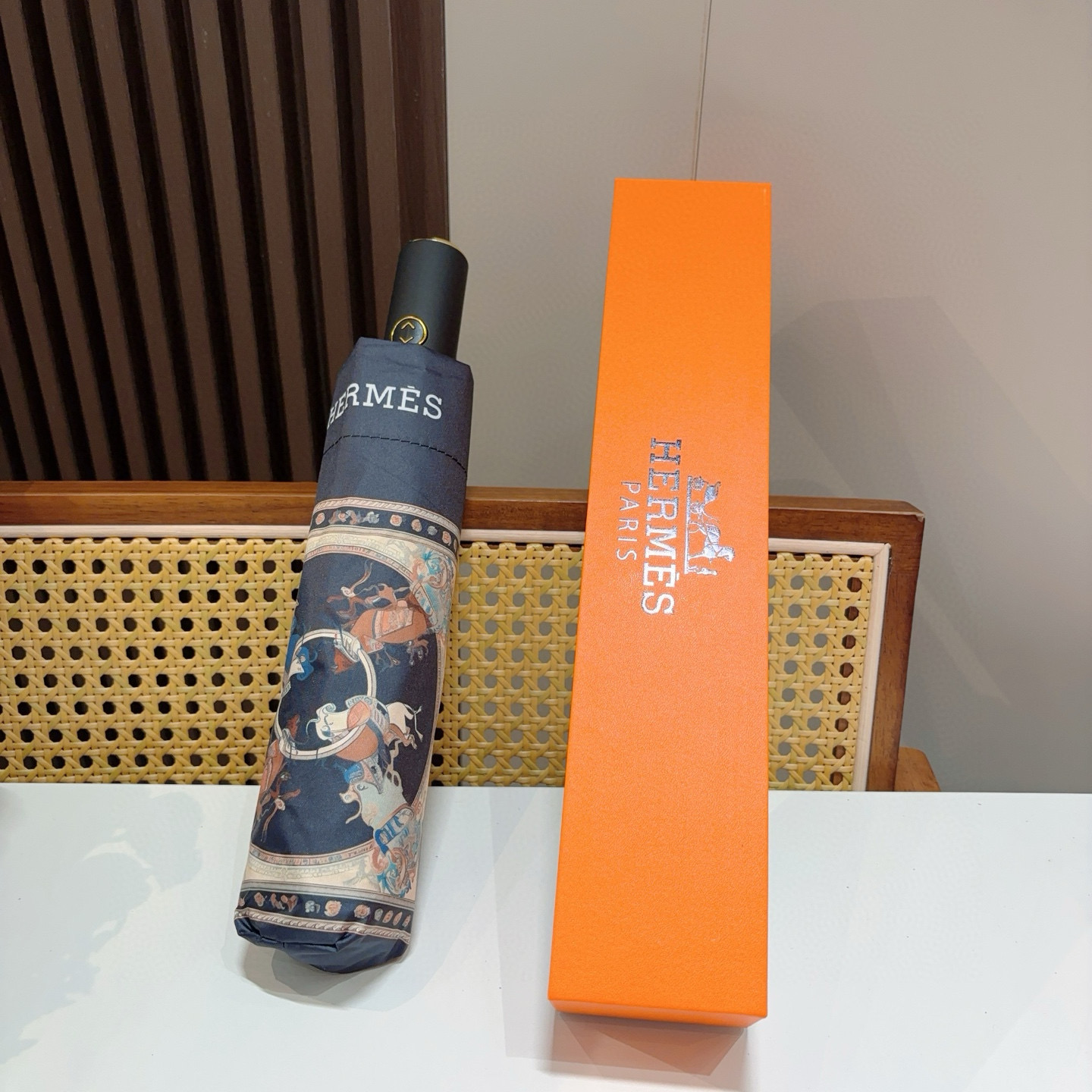 爱马仕（Hermès）   新款 极品H家三折自动伞重磅呈现 以其精湛的工艺技术和源源不断的想像力 新涂
