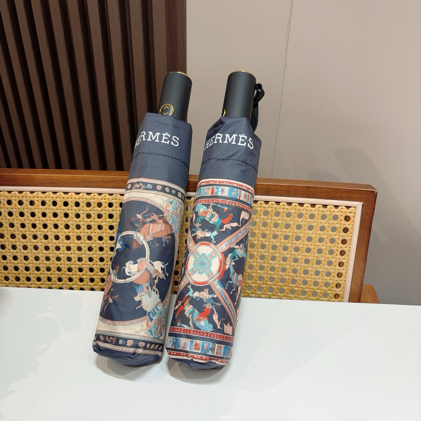 爱马仕（Hermès）   新款 极品H家三折自动伞重磅呈现 以其精湛的工艺技术和源源不断的想像力 新涂