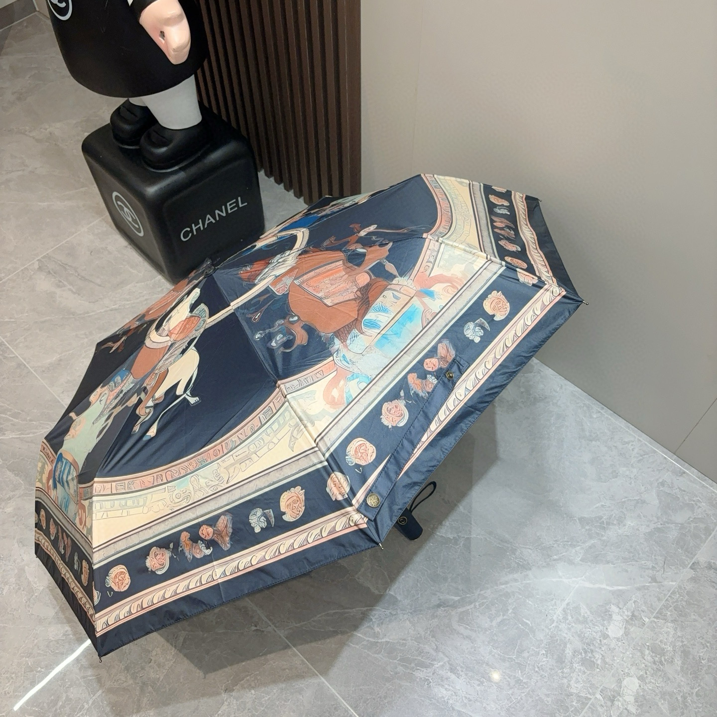 爱马仕（Hermès）   新款 极品H家三折自动伞重磅呈现 以其精湛的工艺技术和源源不断的想像力 新涂