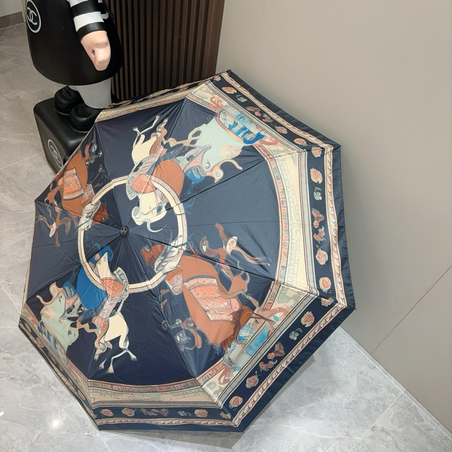 爱马仕（Hermès）   新款 极品H家三折自动伞重磅呈现 以其精湛的工艺技术和源源不断的想像力 新涂