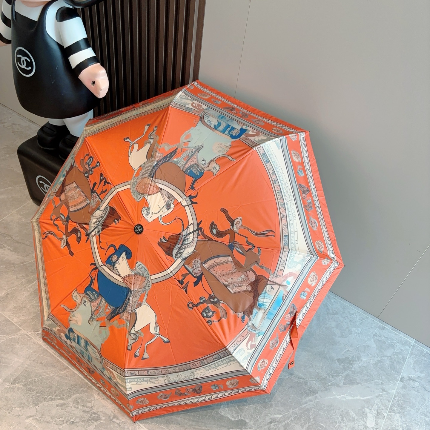 爱马仕（Hermès）   新款 极品H家三折自动伞重磅呈现 以其精湛的工艺技术和源源不断的想像力 新涂