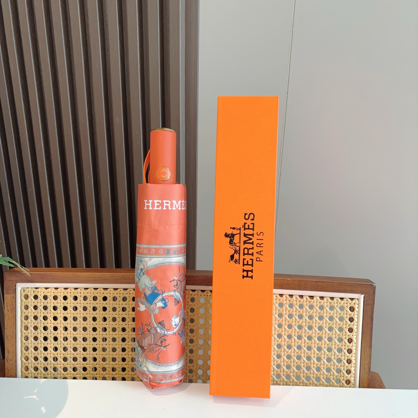 爱马仕（Hermès）   新款 极品H家三折自动伞重磅呈现 以其精湛的工艺技术和源源不断的想像力 新涂