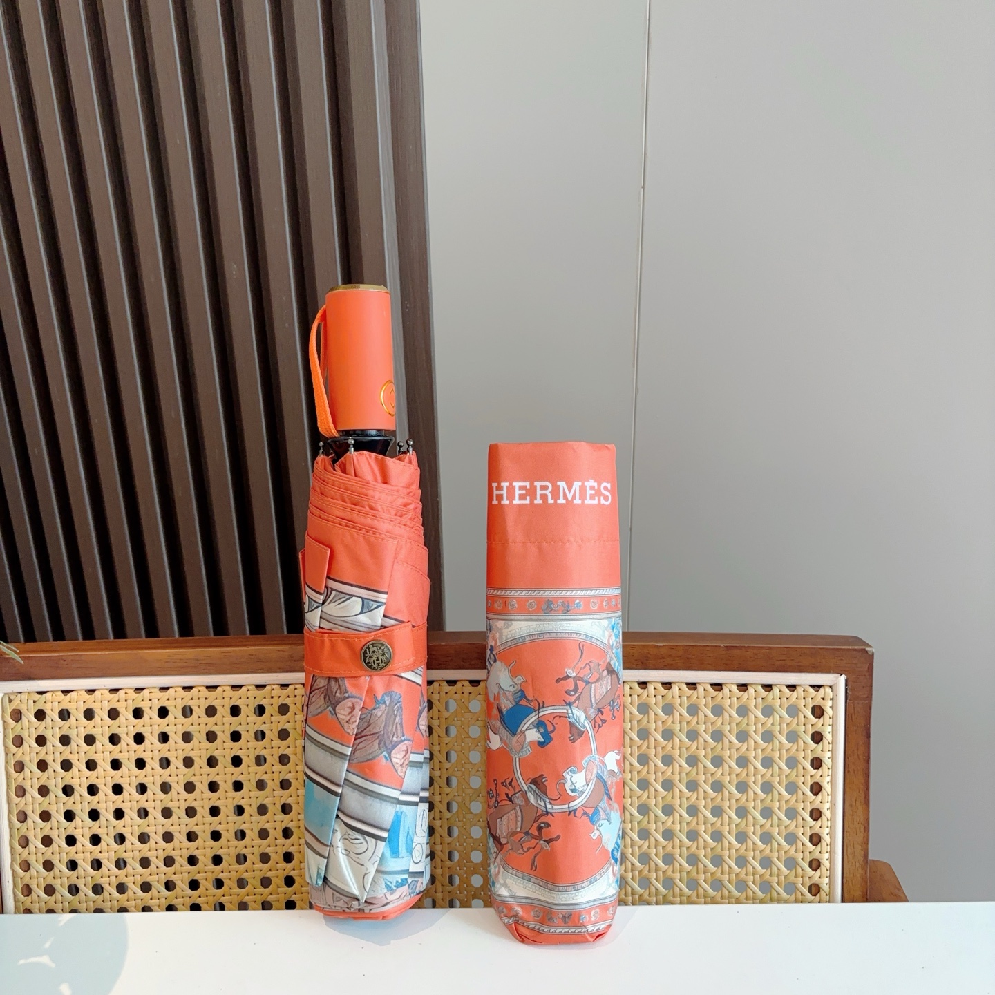 爱马仕（Hermès）   新款 极品H家三折自动伞重磅呈现 以其精湛的工艺技术和源源不断的想像力 新涂