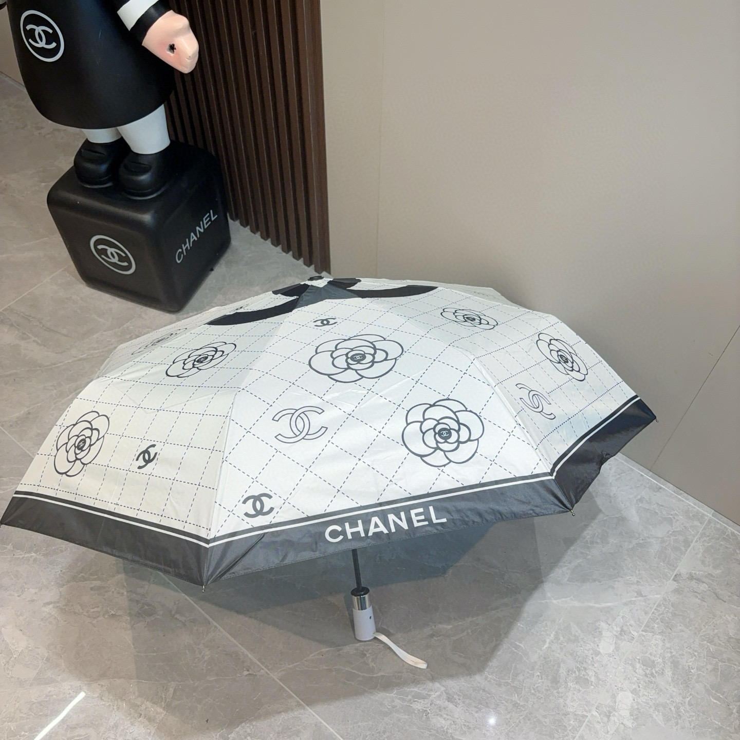  CHANEL（香奈儿）三折自动折叠晴雨伞 集合香奈儿灵魂LOGO为一体的设计风格高雅奢华 带在身上带来