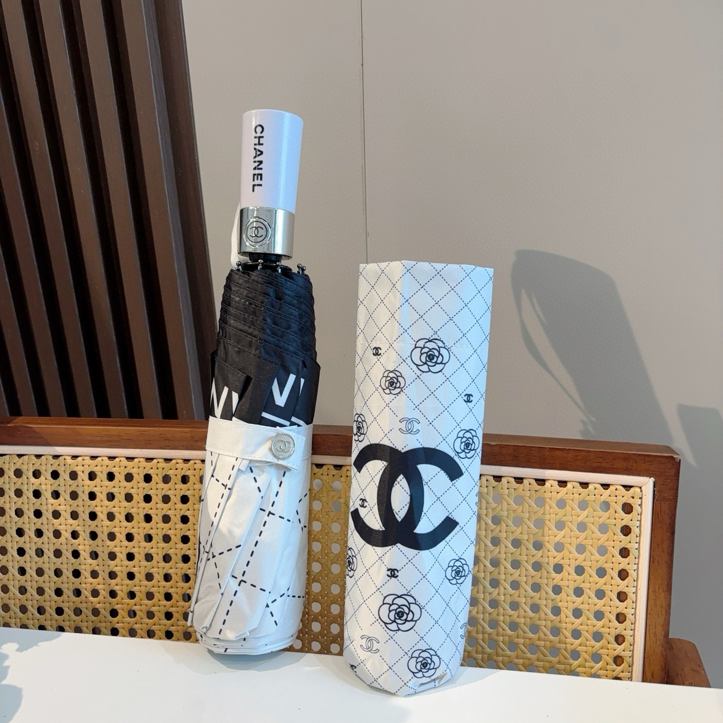  CHANEL（香奈儿）三折自动折叠晴雨伞 集合香奈儿灵魂LOGO为一体的设计风格高雅奢华 带在身上带来